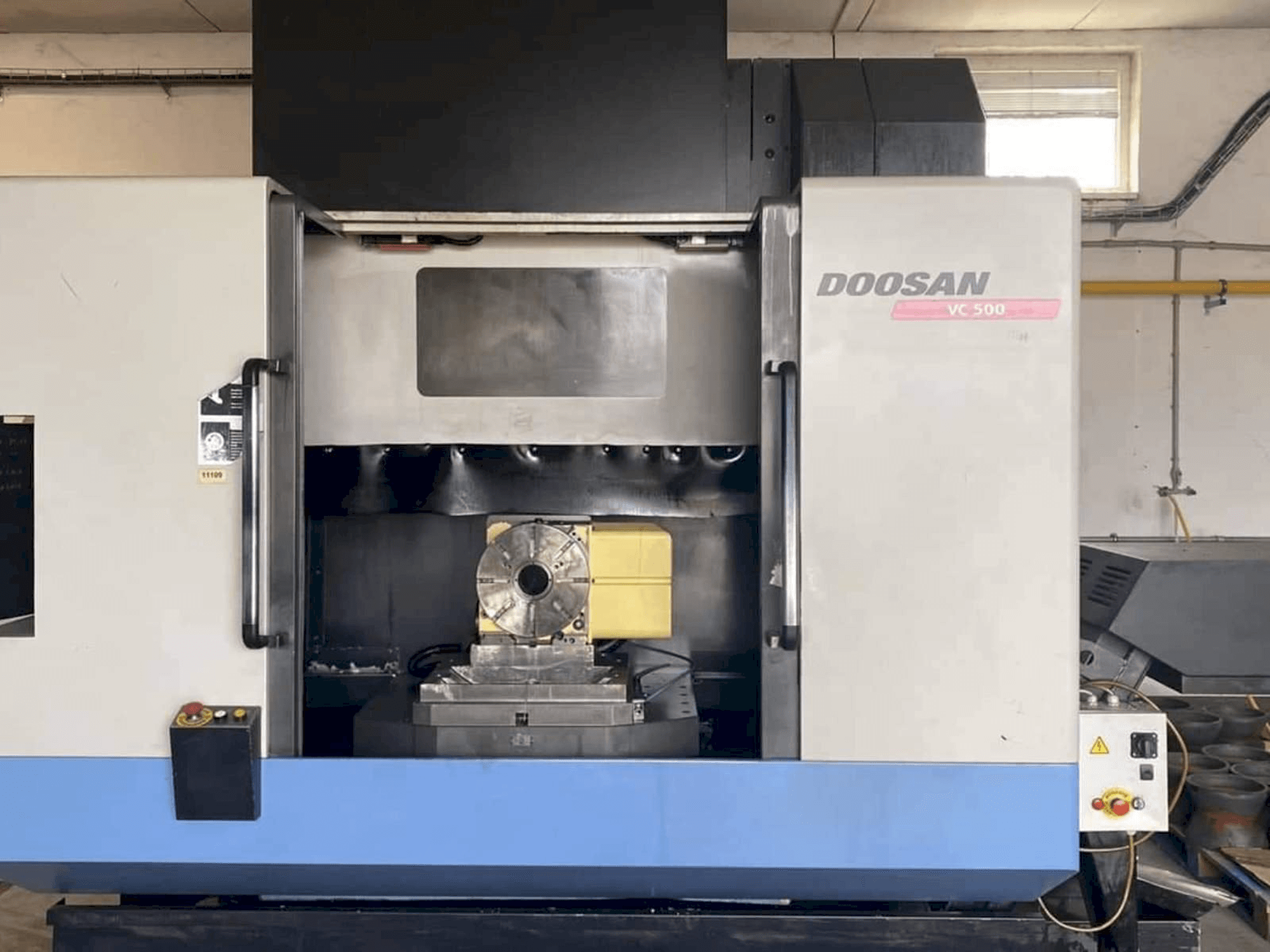 Čelní pohled na Doosan VC 500 stroj
