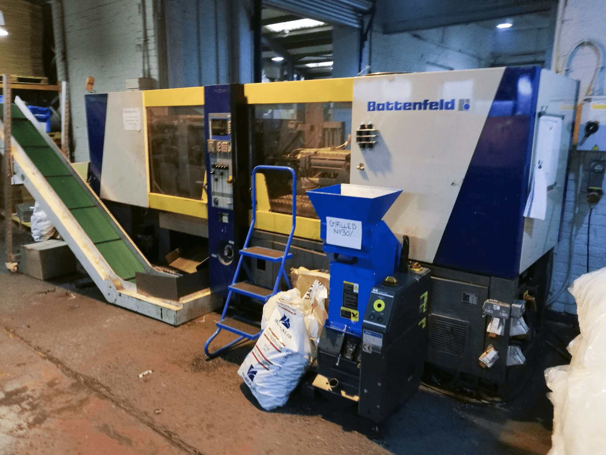 Levý pohled na Battenfeld BK-T 1300/630 stroj