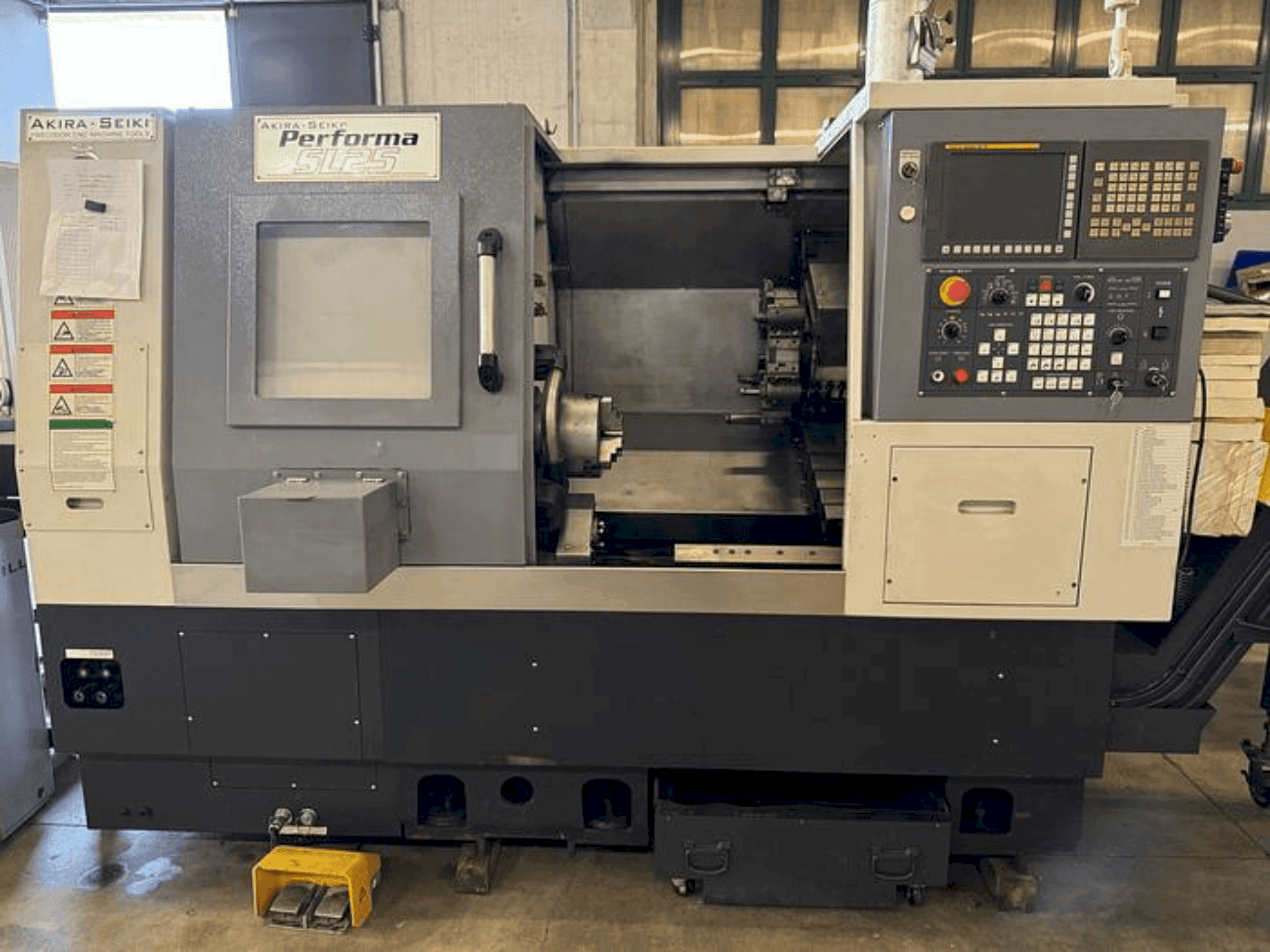 Čelní pohled na Akira Seiki Performa SL25 stroj