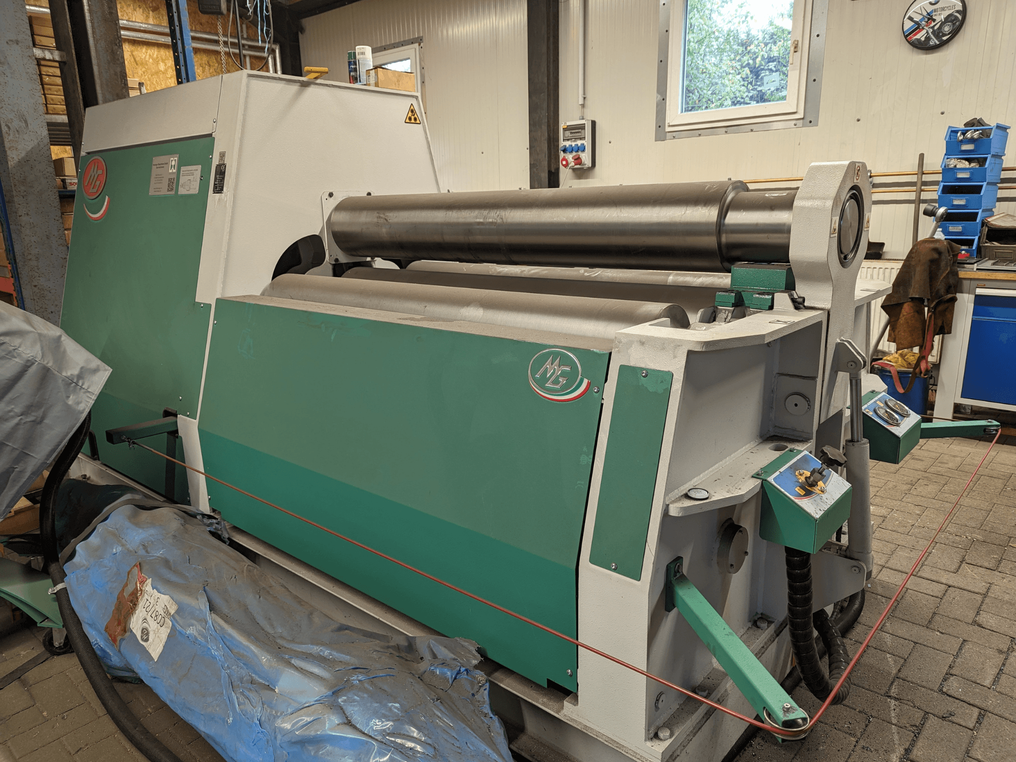 Ohýbačka MG Model MG4R1520C v zeleno-šedém provedení, boční pohled na tři kovové válce a ovládací panely.