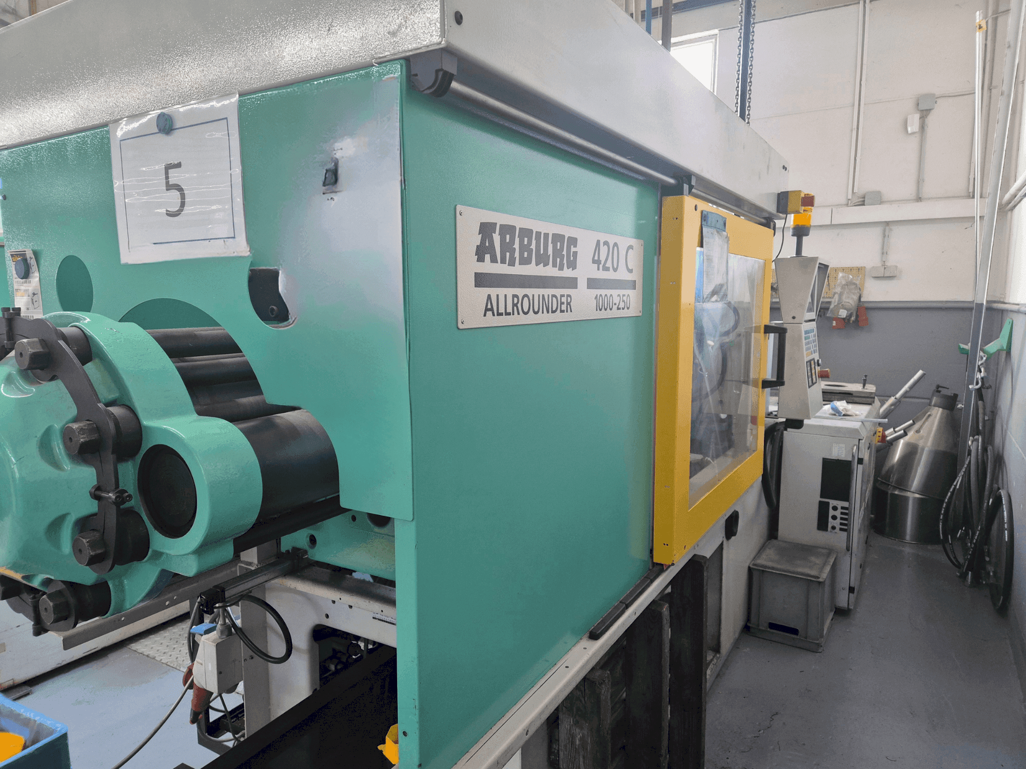 Čelní pohled na Arburg Allrounder 420 C 1000-250 stroj