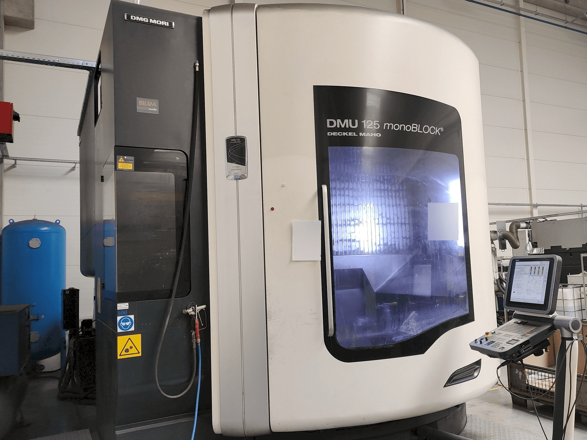 Čelní pohled na DMG MORI DMU125 monoBLOCK stroj
