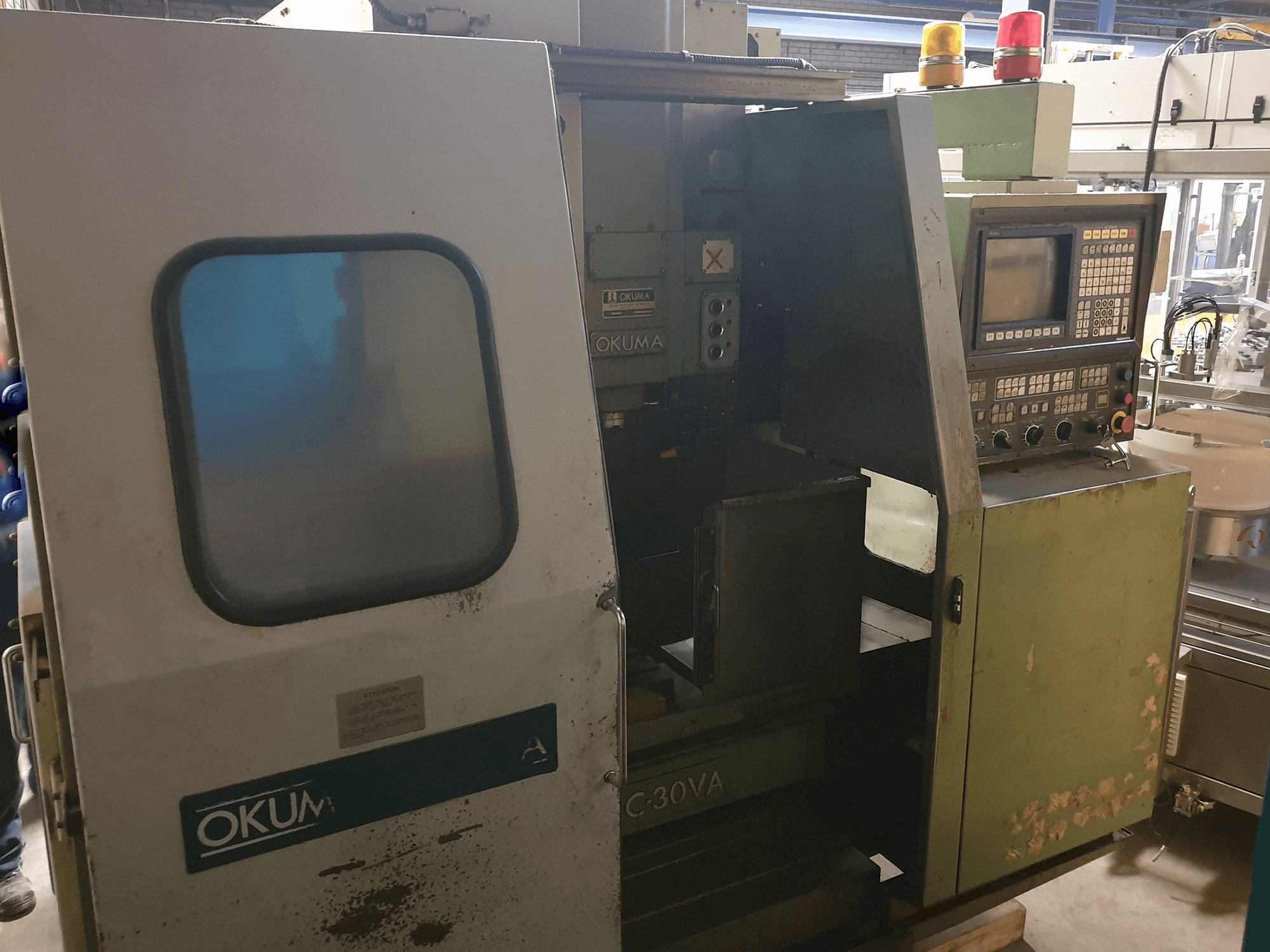 Levý pohled na Okuma MC-30VA stroj