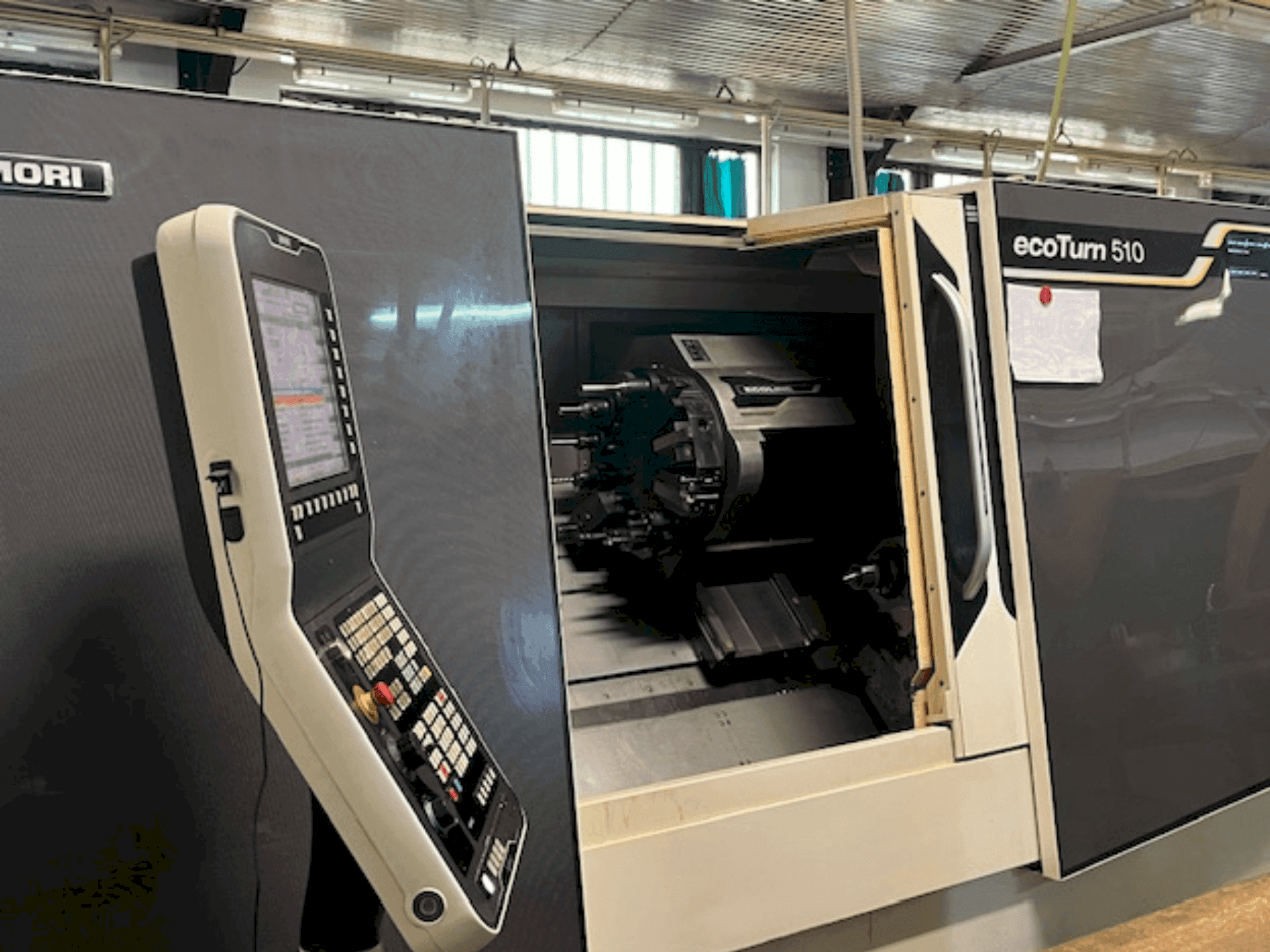 Čelní pohled na Gildemeister EcoTurn 510 stroj