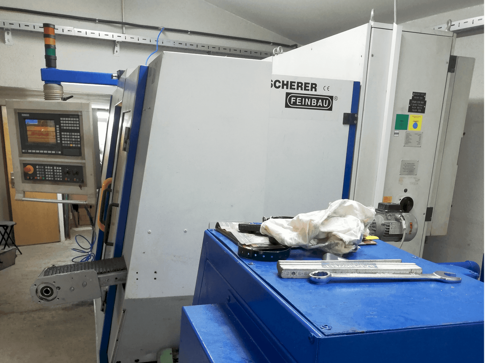Čelní pohled na Scherer - Feinbau CNC244/2 stroj