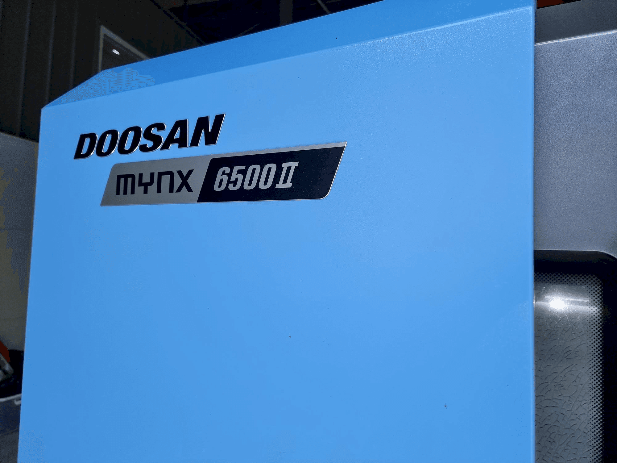 Čelní pohled na Doosan MYNX 6500Ⅱ stroj