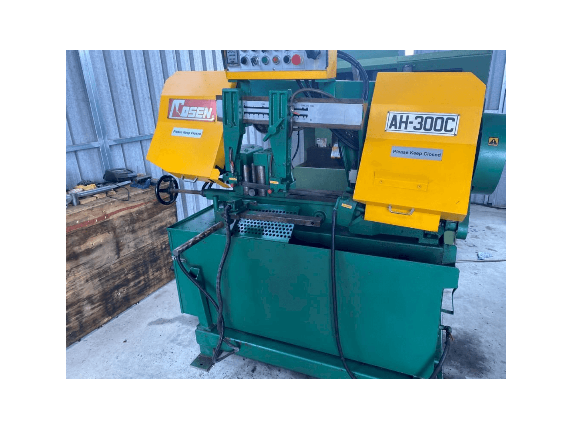 Čelní pohled na Cosen AH300C stroj