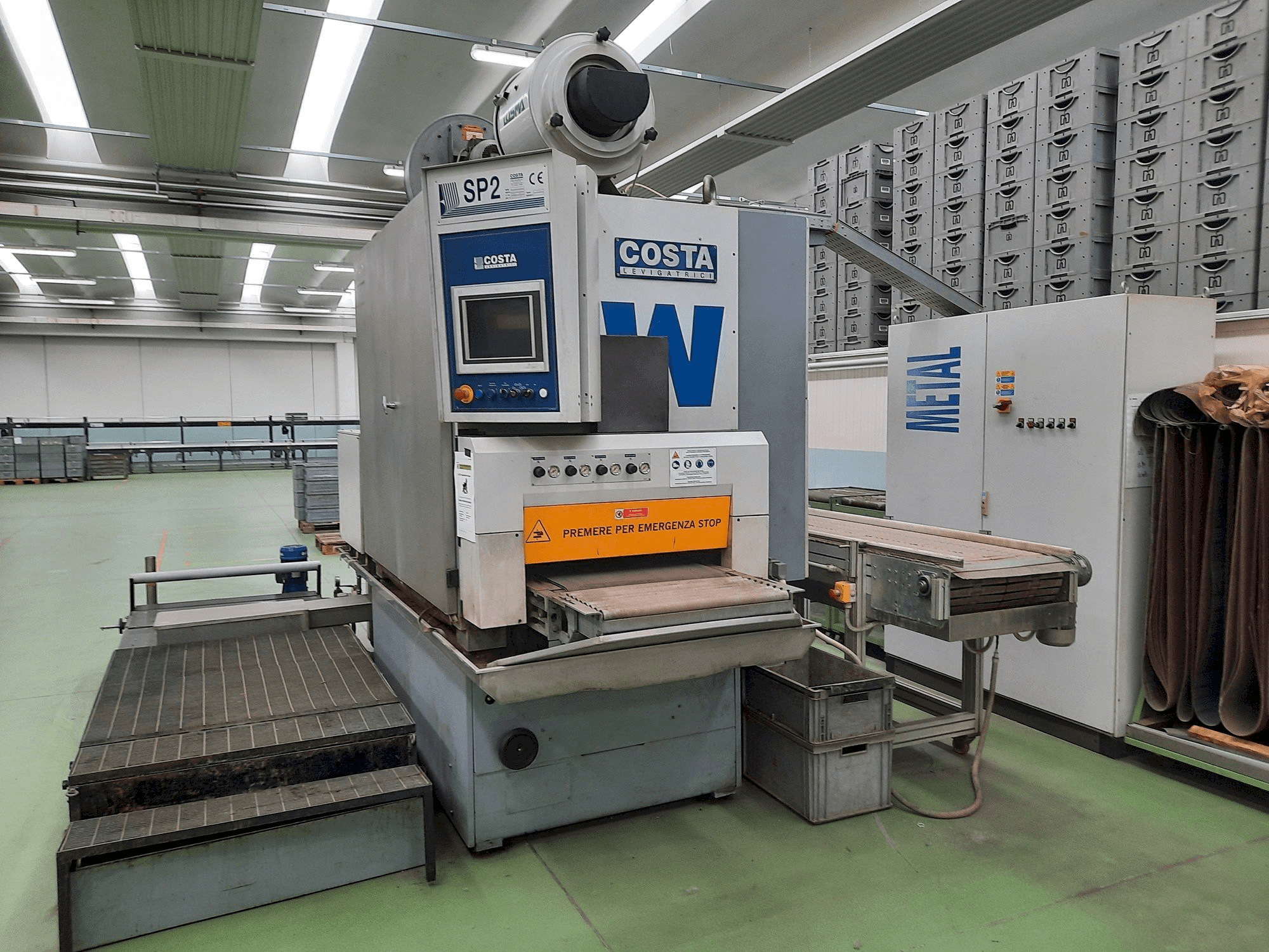 Čelní pohled na Costa CCCC 600 stroj