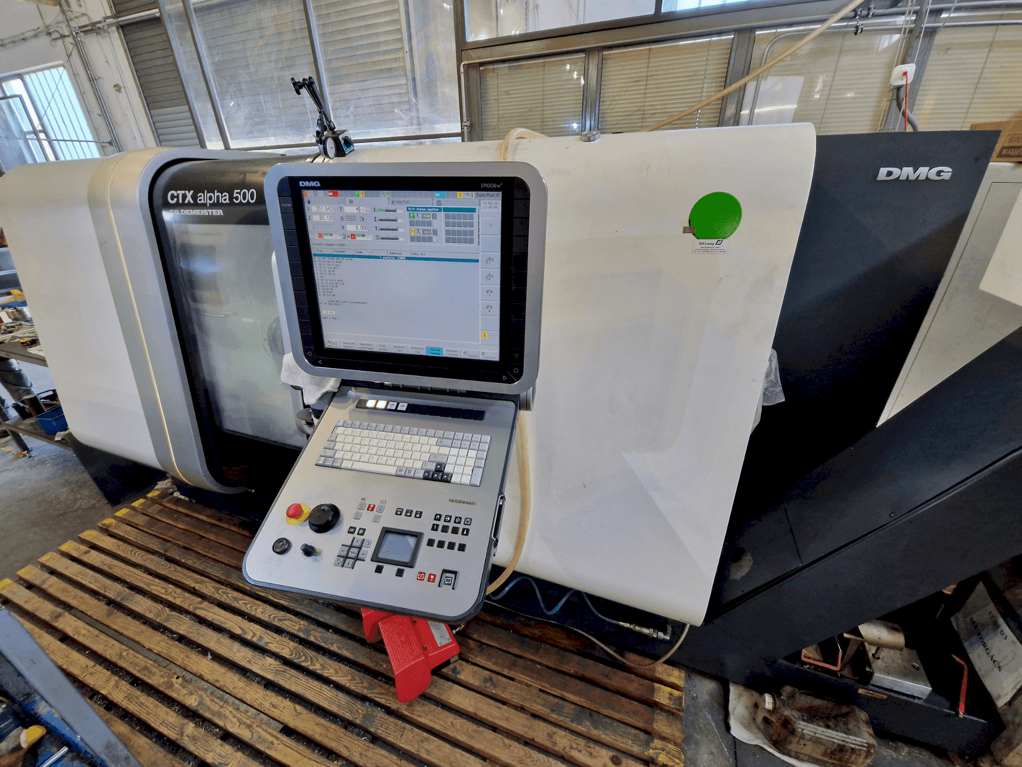 Čelní pohled na DMG MORI CTX ALPHA 500 V6 stroj