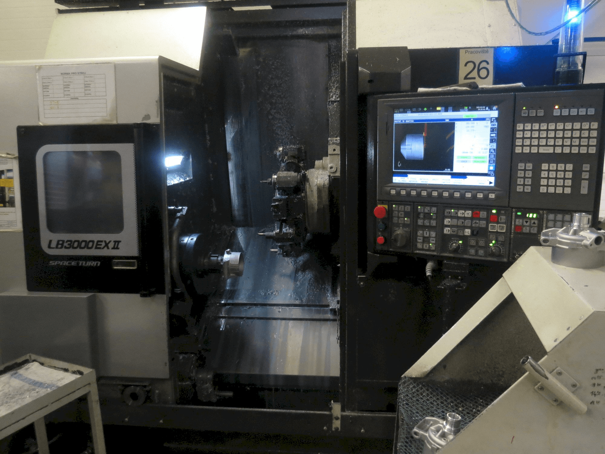 Čelní pohled na Okuma LB3000 EX II stroj