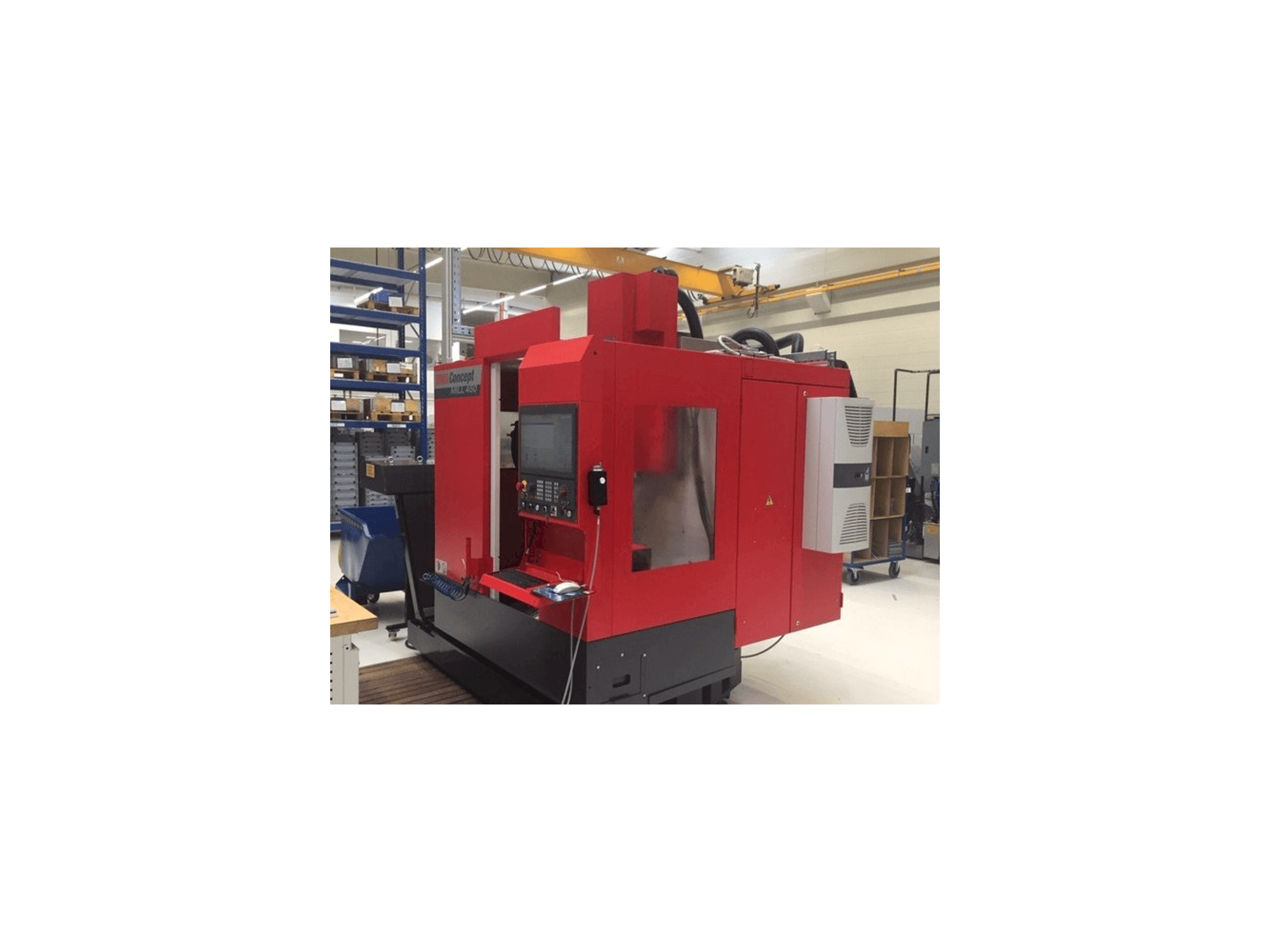 Čelní pohled na EMCO Concept Mill 450 stroj