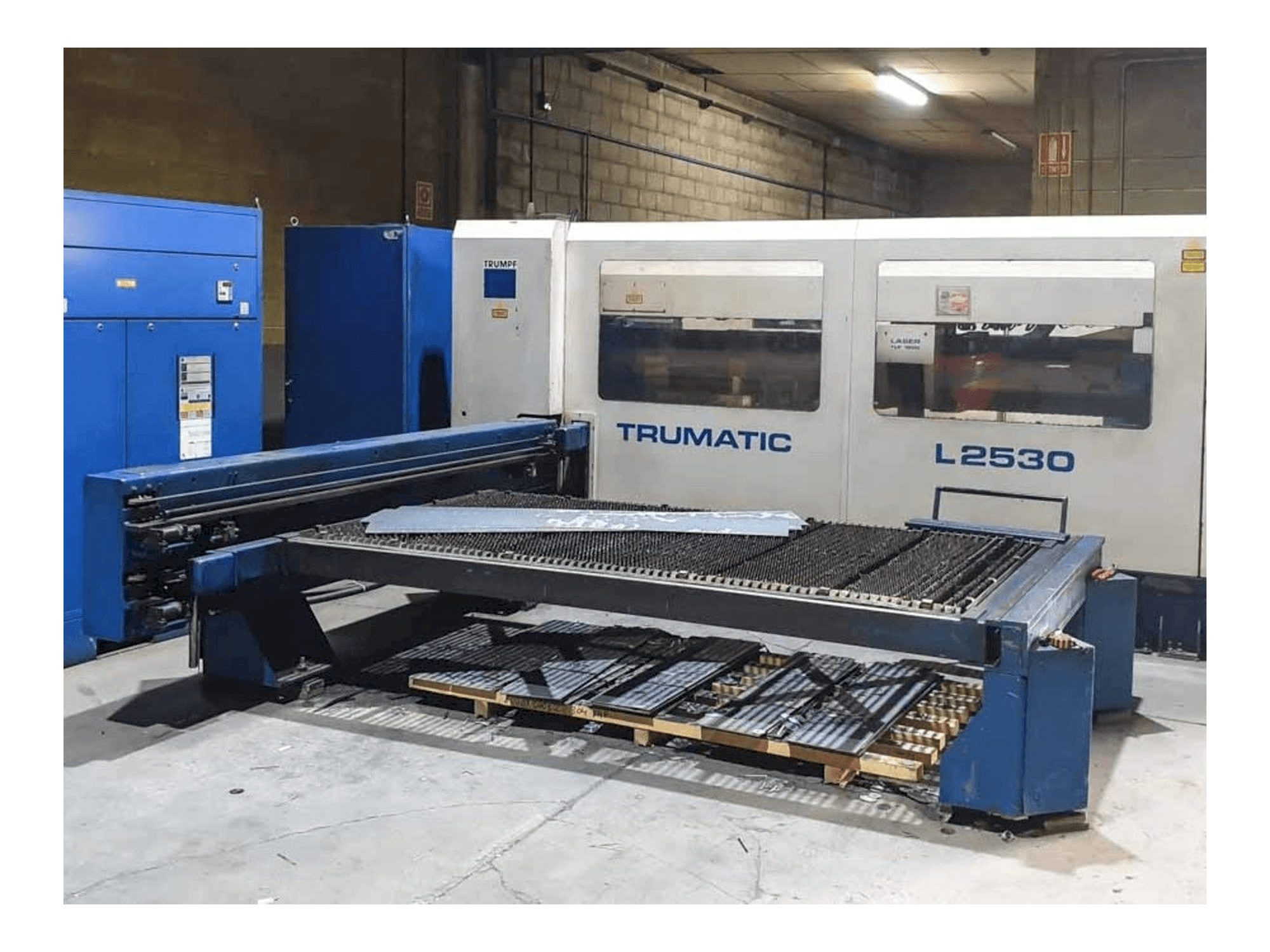 Čelní pohled na Trumpf Trumatic L2530 stroj