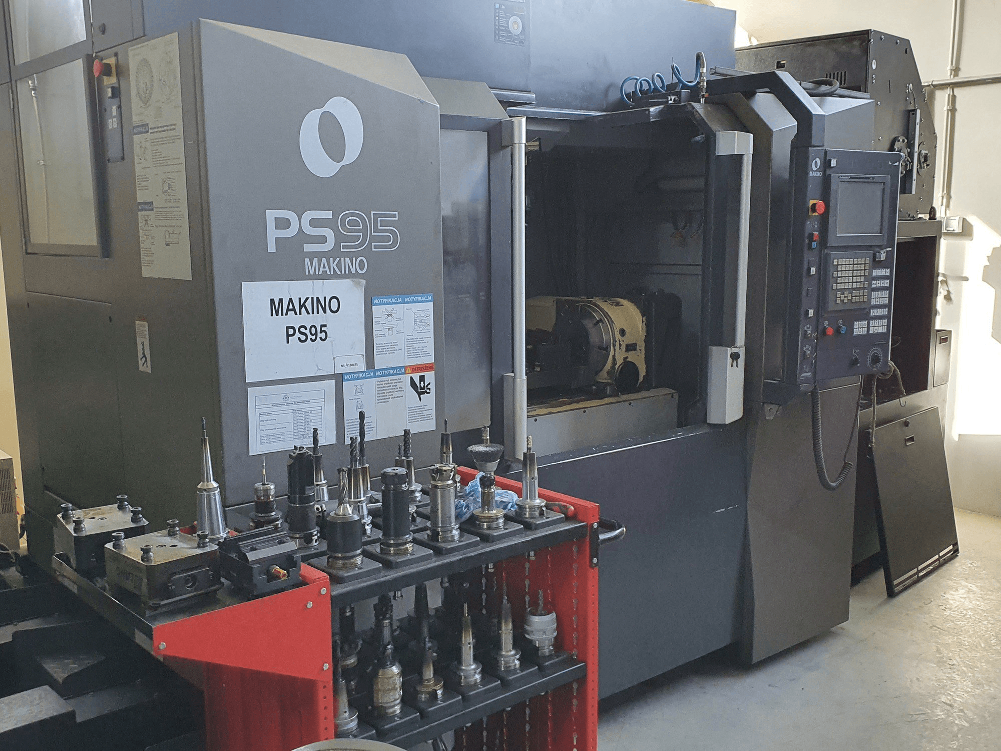 Čelní pohled na Makino PS95 stroj