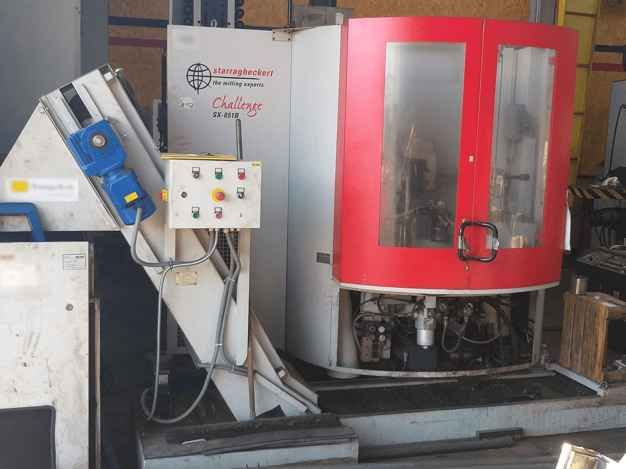 Čelní pohled na Starrag SX-051B stroj