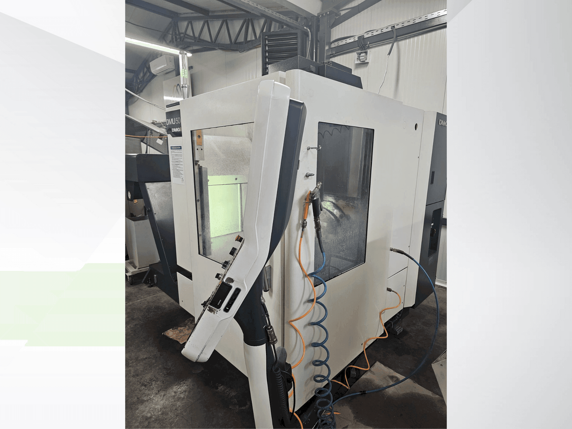 Čelní pohled na DMG DECKEL MAHO DMU 50 eco stroj