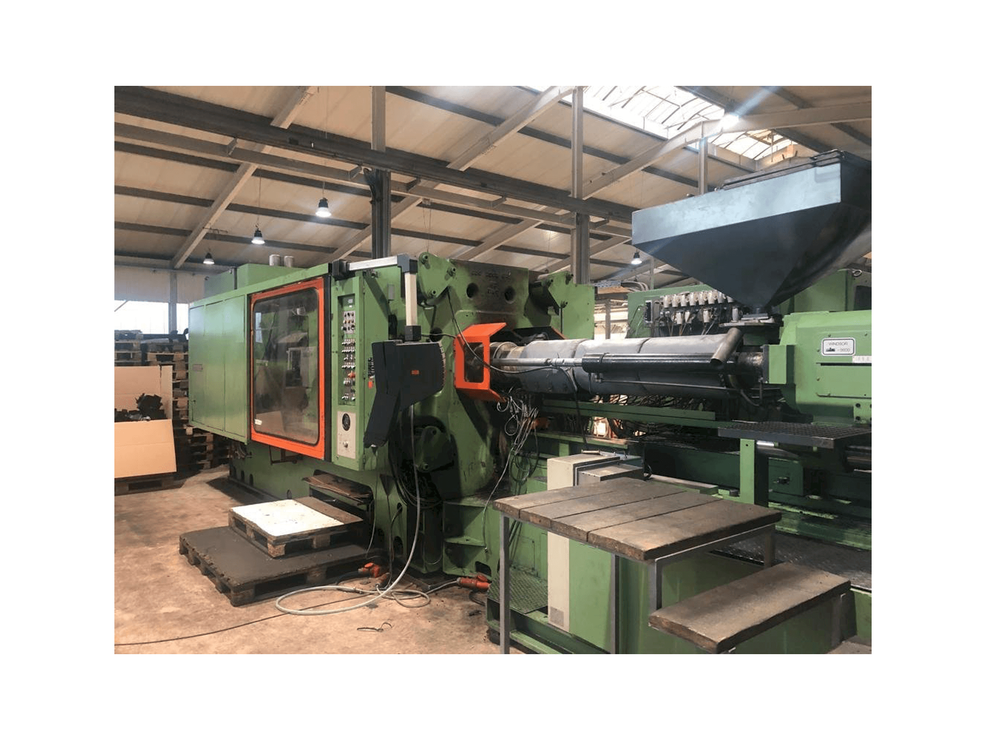 Levý boční pohled na Windsor W1000 stroj