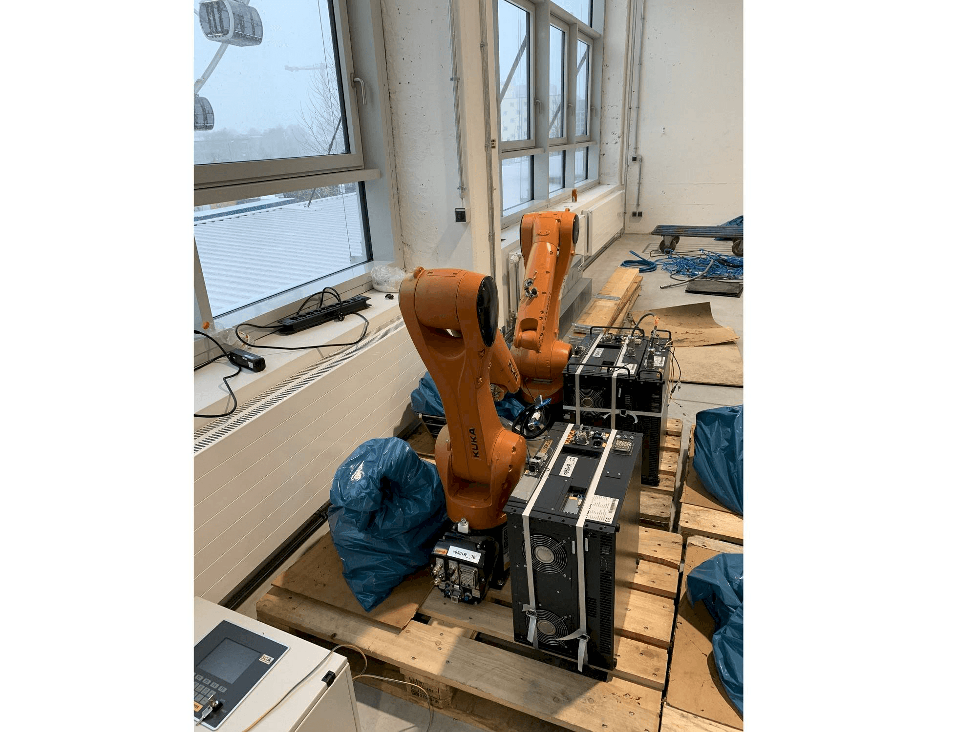 Čelní pohled na KUKA KR10 R1100 stroj