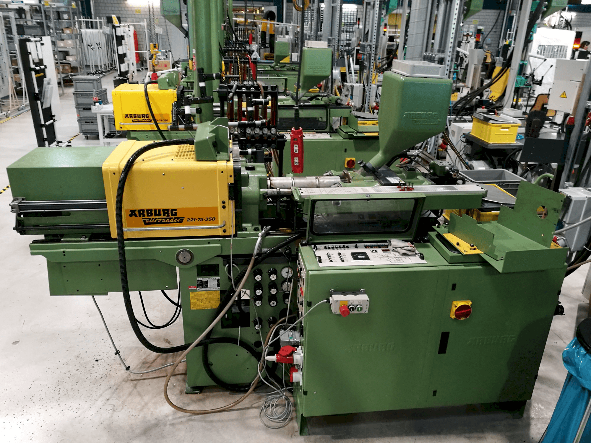 Pravý boční pohled na Arburg Allrounder 221-75-350 stroj
