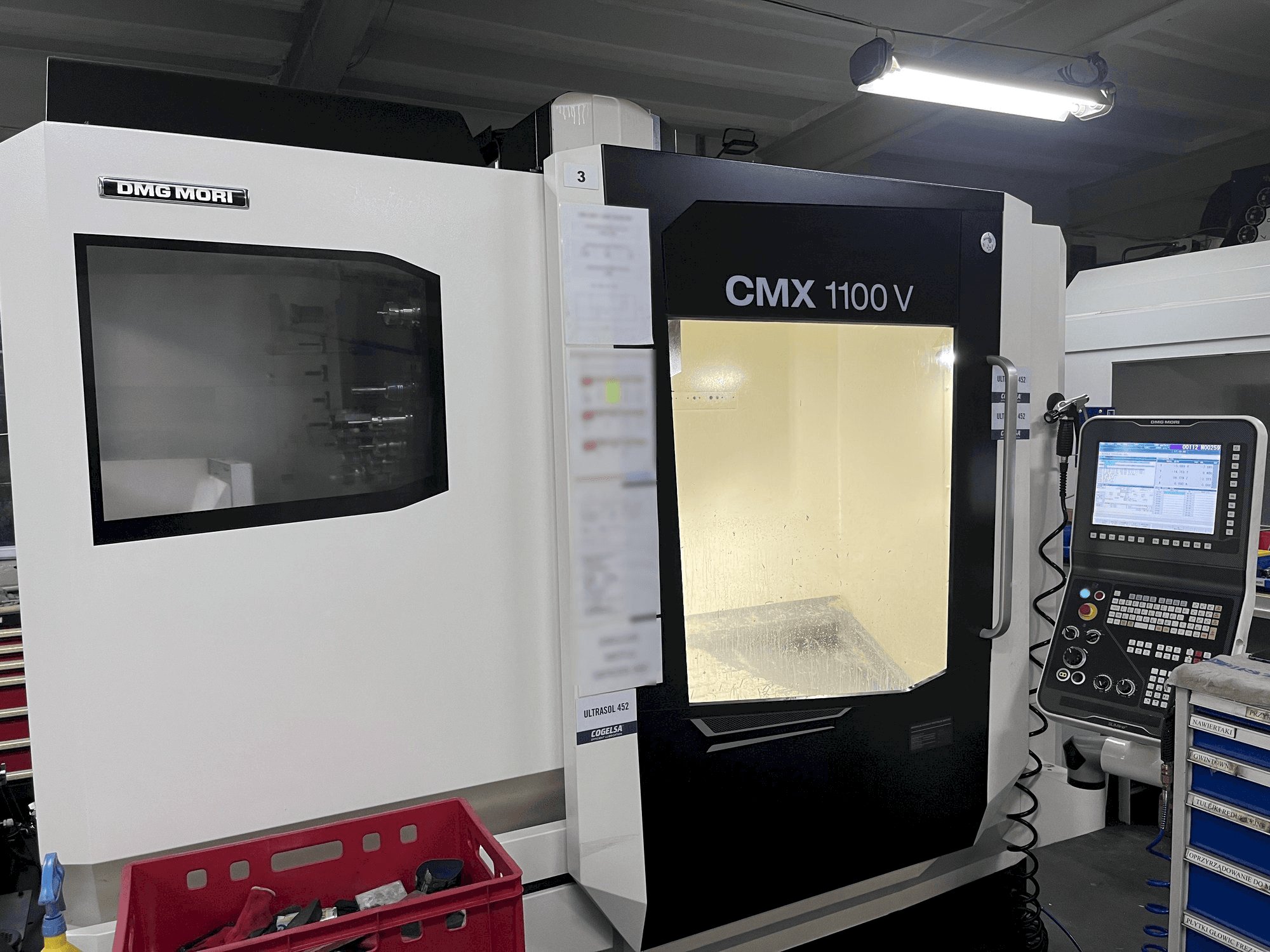 Levý boční pohled na DMG MORI CMX 1100 V stroj