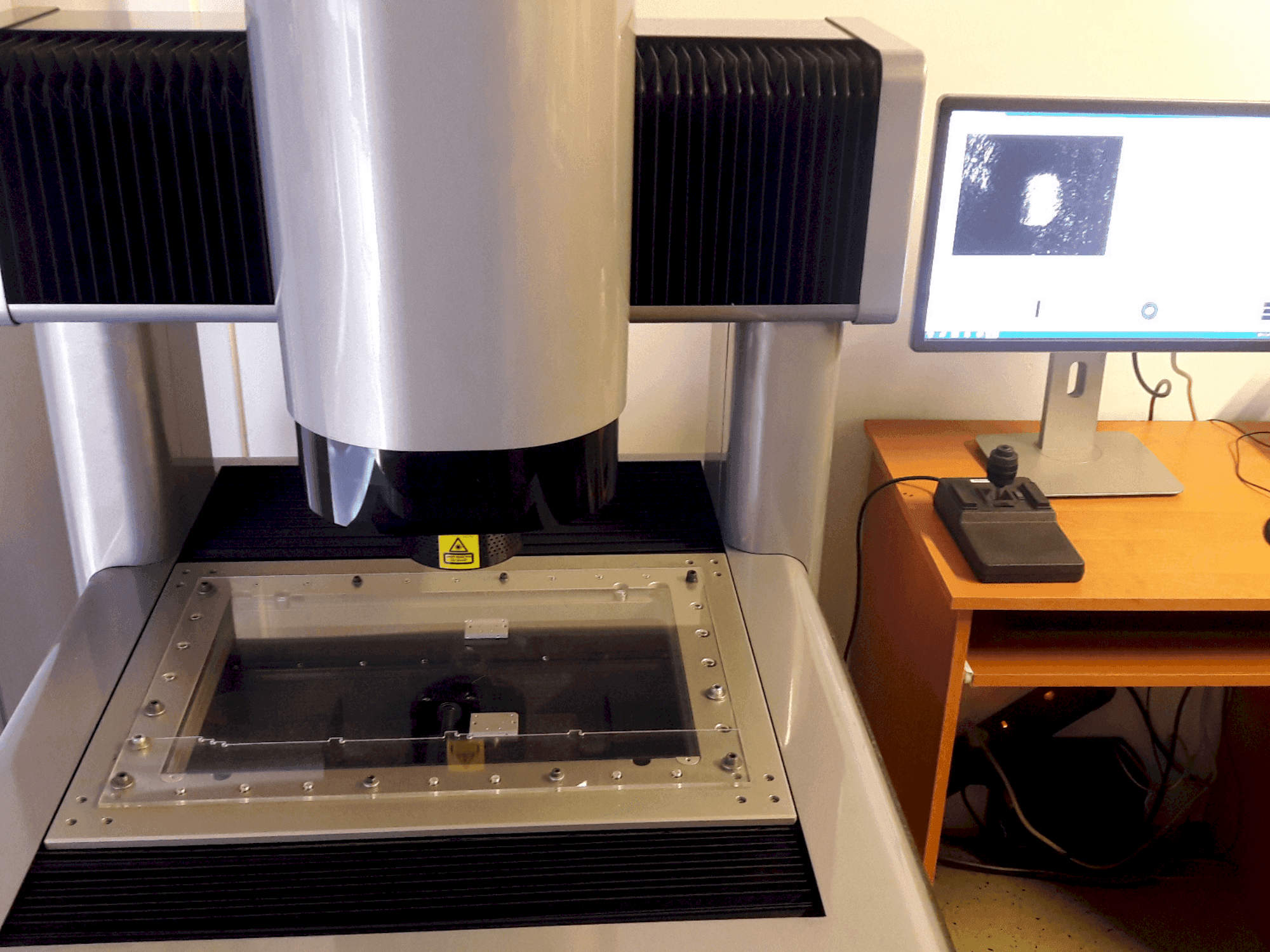 Čelní pohled na SCHUT DeMeet-400 stroj