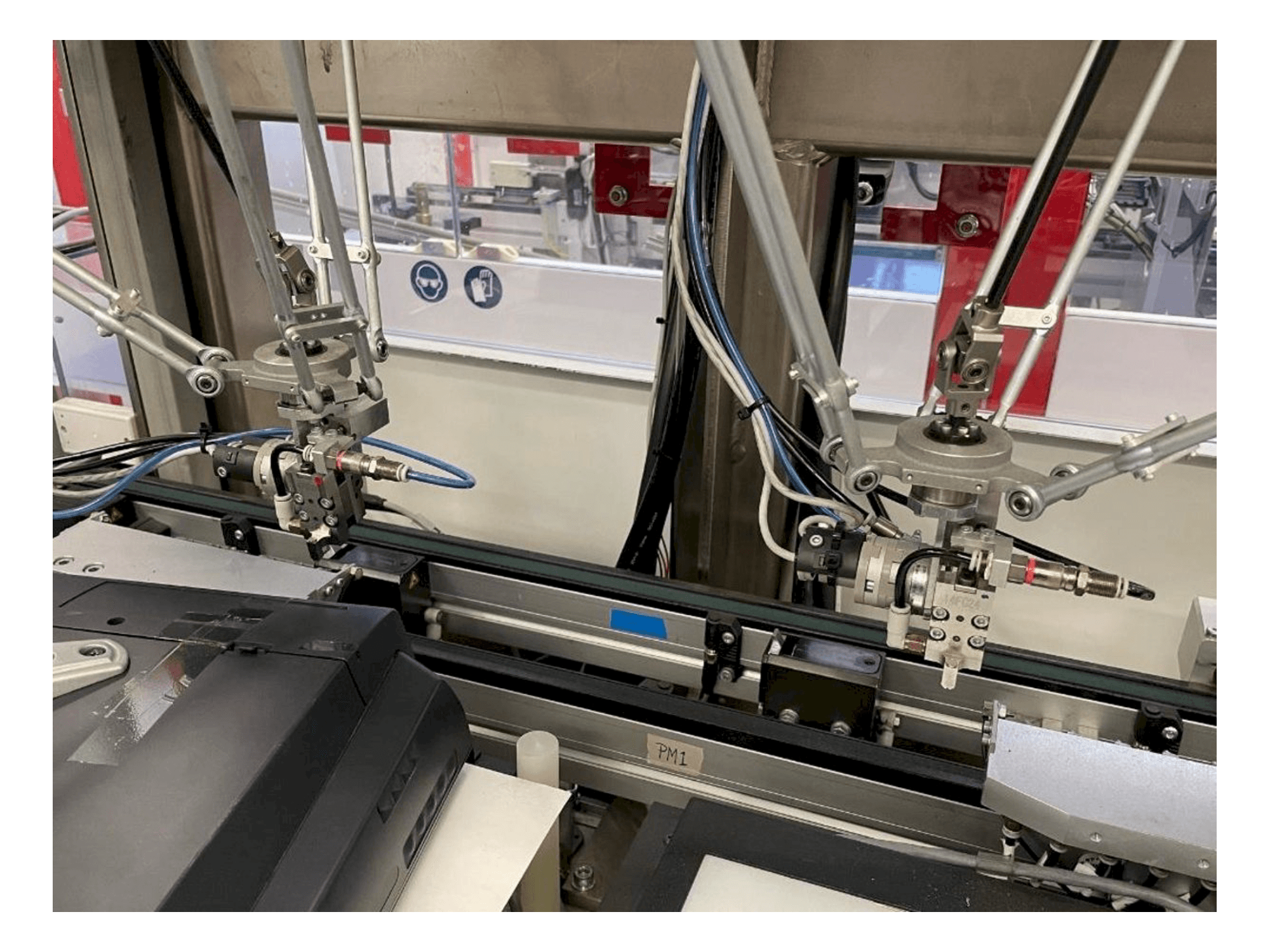 Čelní pohled na IMS Tattoo Assembly Line stroj