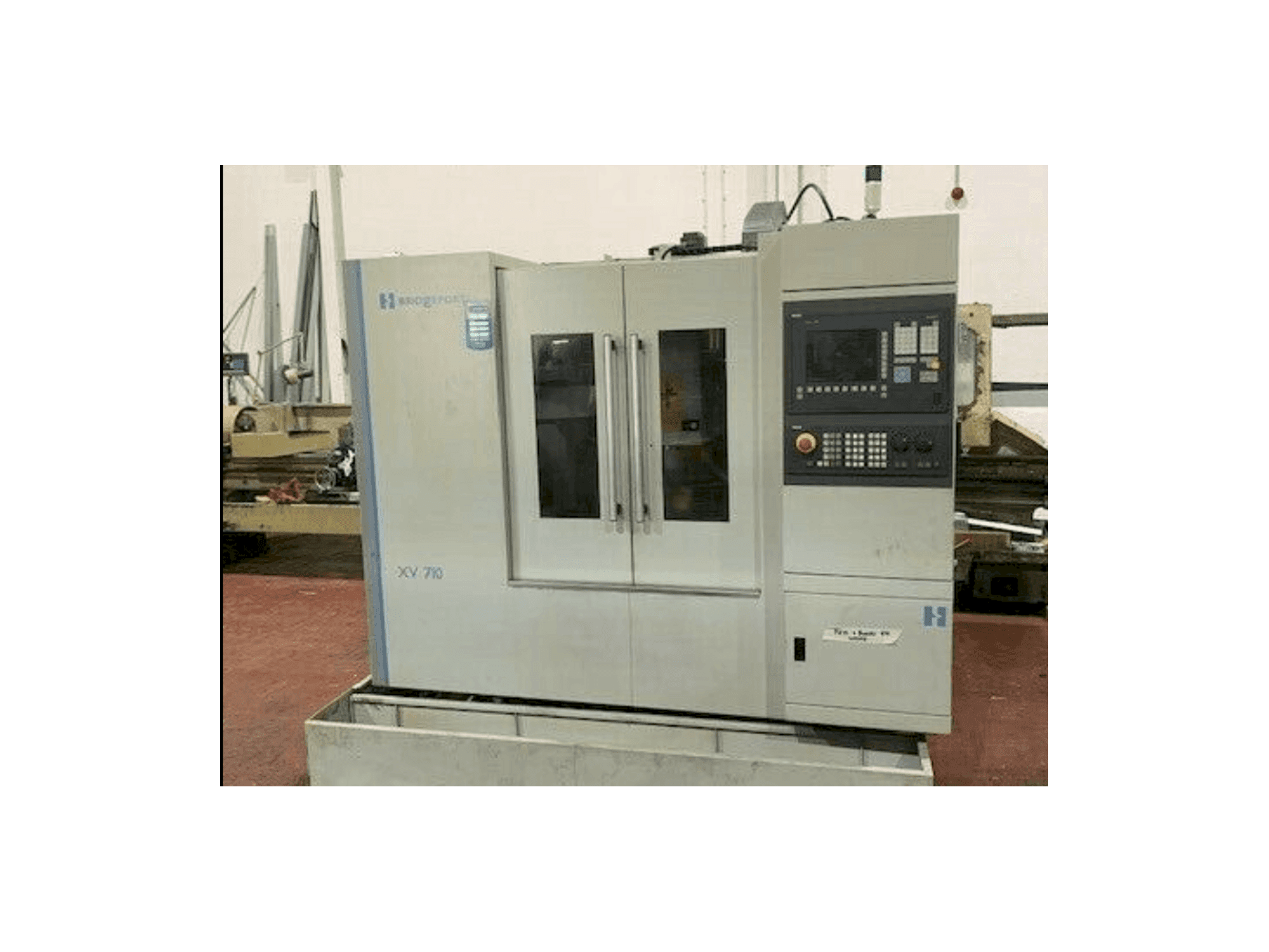 Čelní pohled na Bridgeport XV 710 stroj