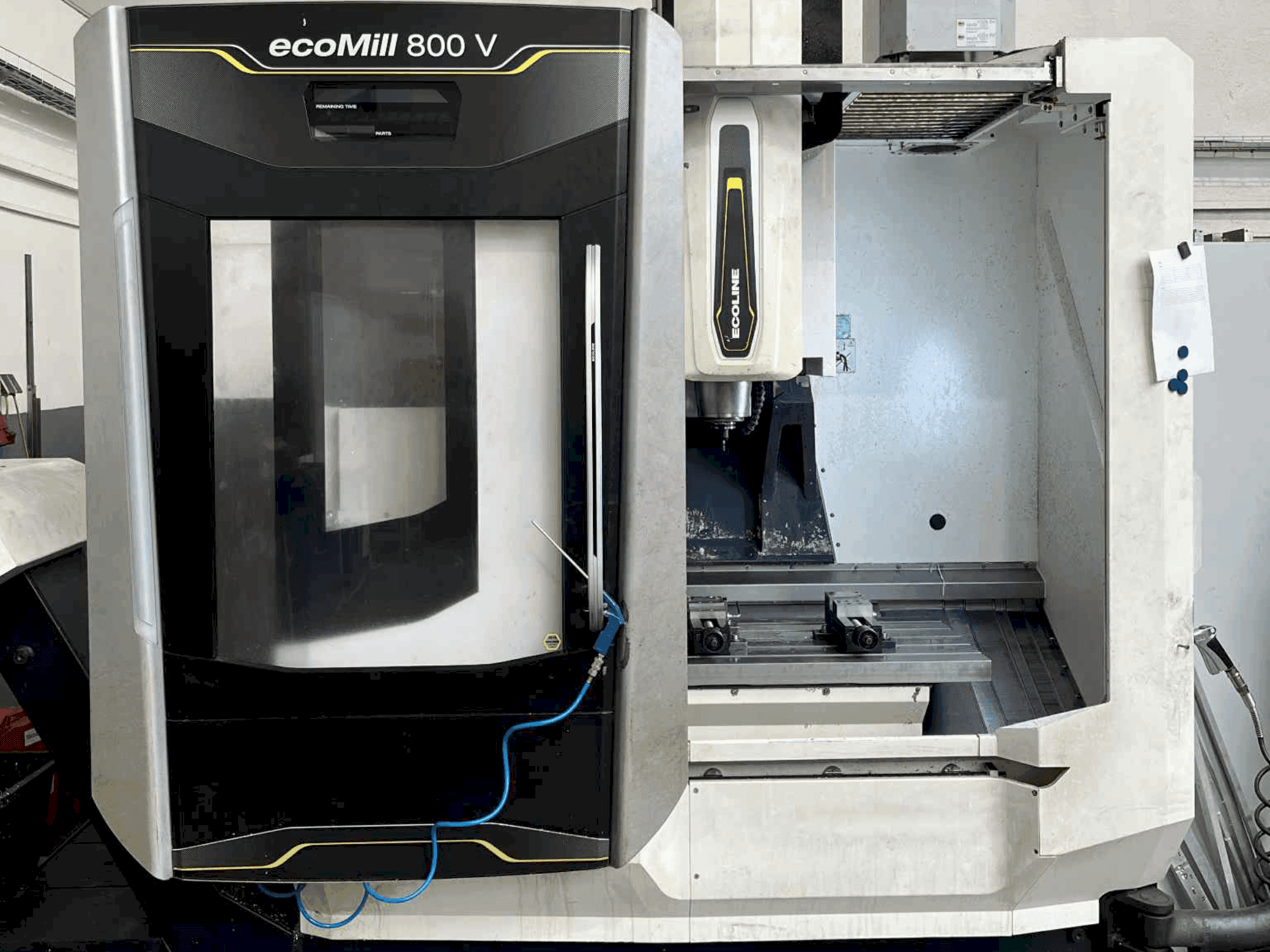 Čelní pohled na DMG ecoMill 800 V stroj