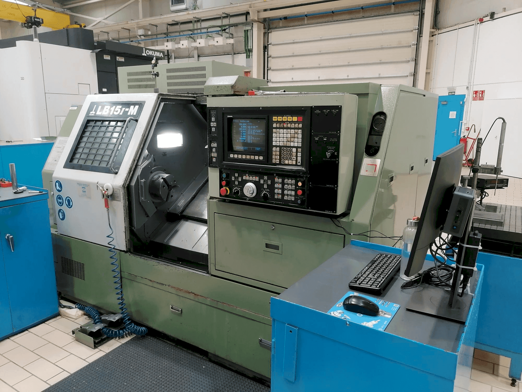 Čelní pohled na Okuma LB15-M stroj