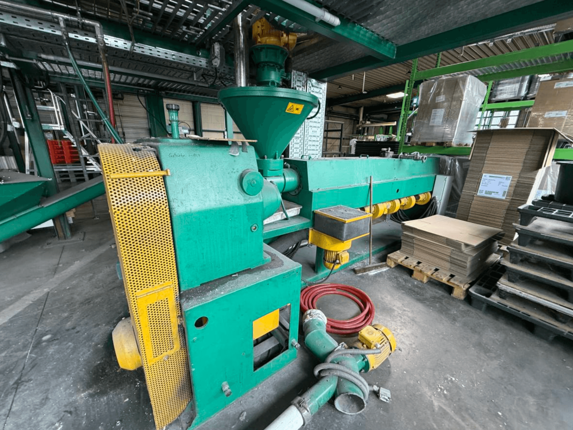 Jedšnekový extrudér Prealpina 105 od výrobce Other, zobrazený z boku; má zelený plášť, připojené dopravníky a přilehlé materiály.