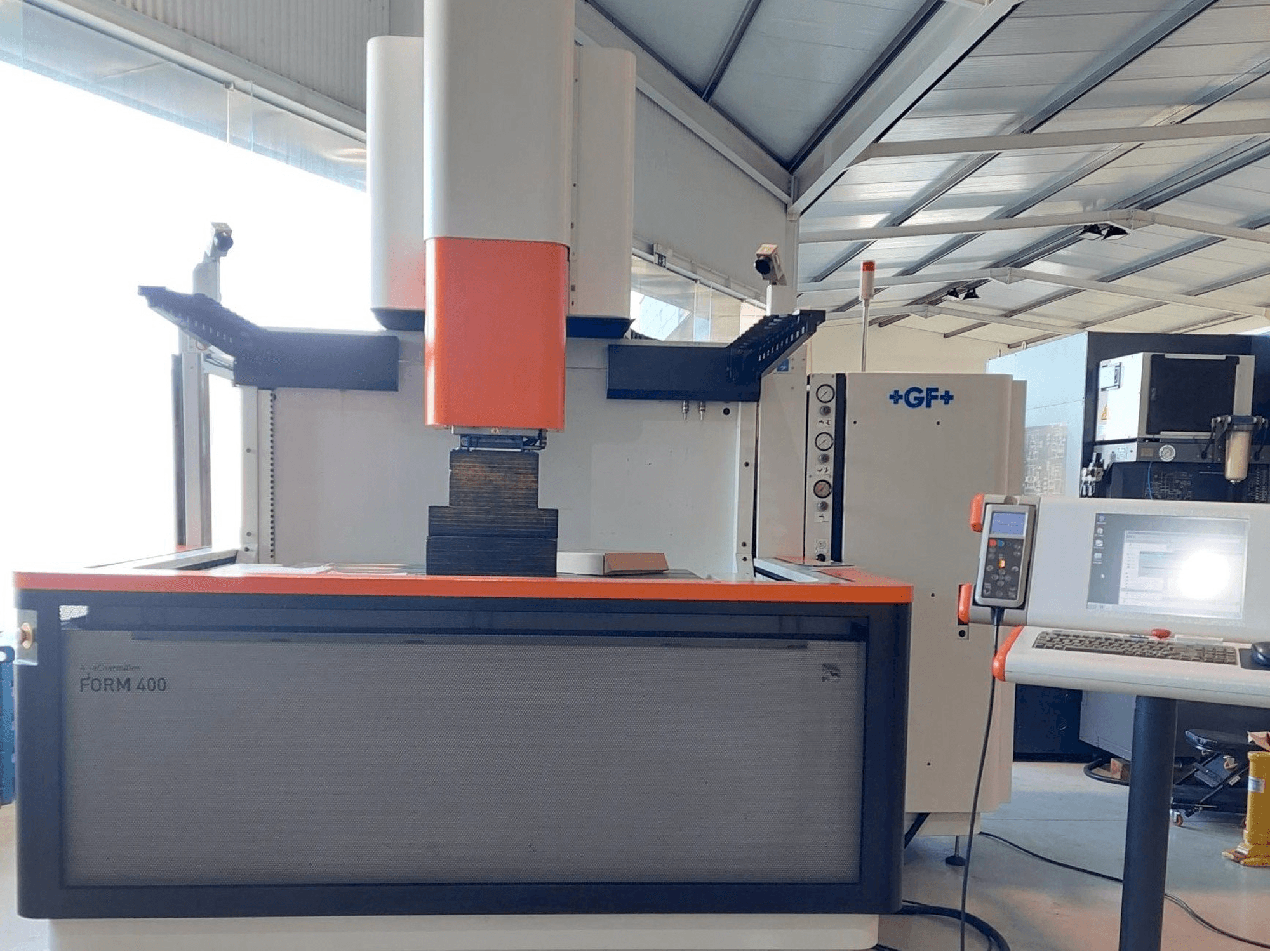 Čelní pohled na AgieCharmilles FORM 400 stroj