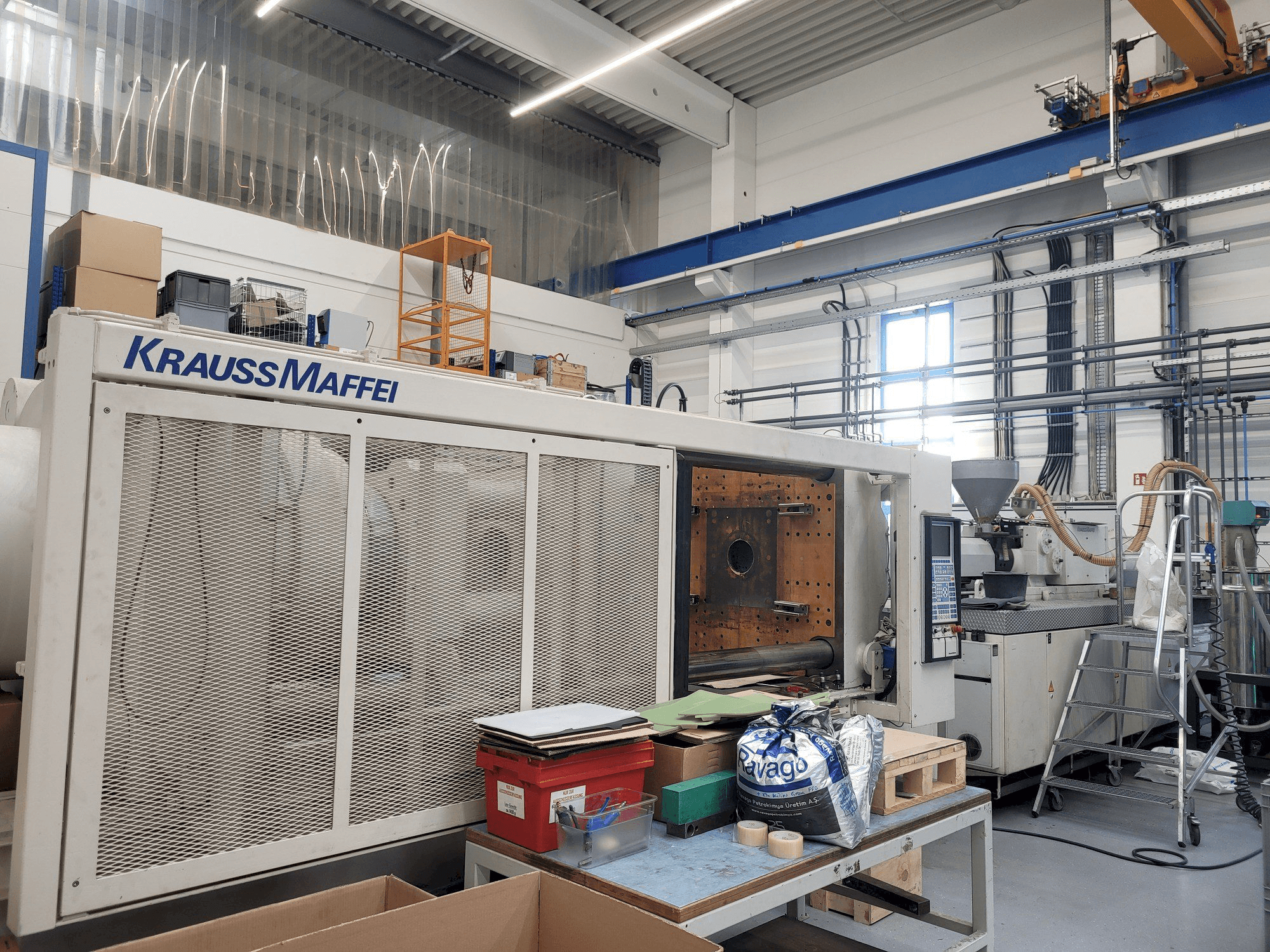 Čelní pohled na Krauss Maffei 650-4350BM-MC4 stroj