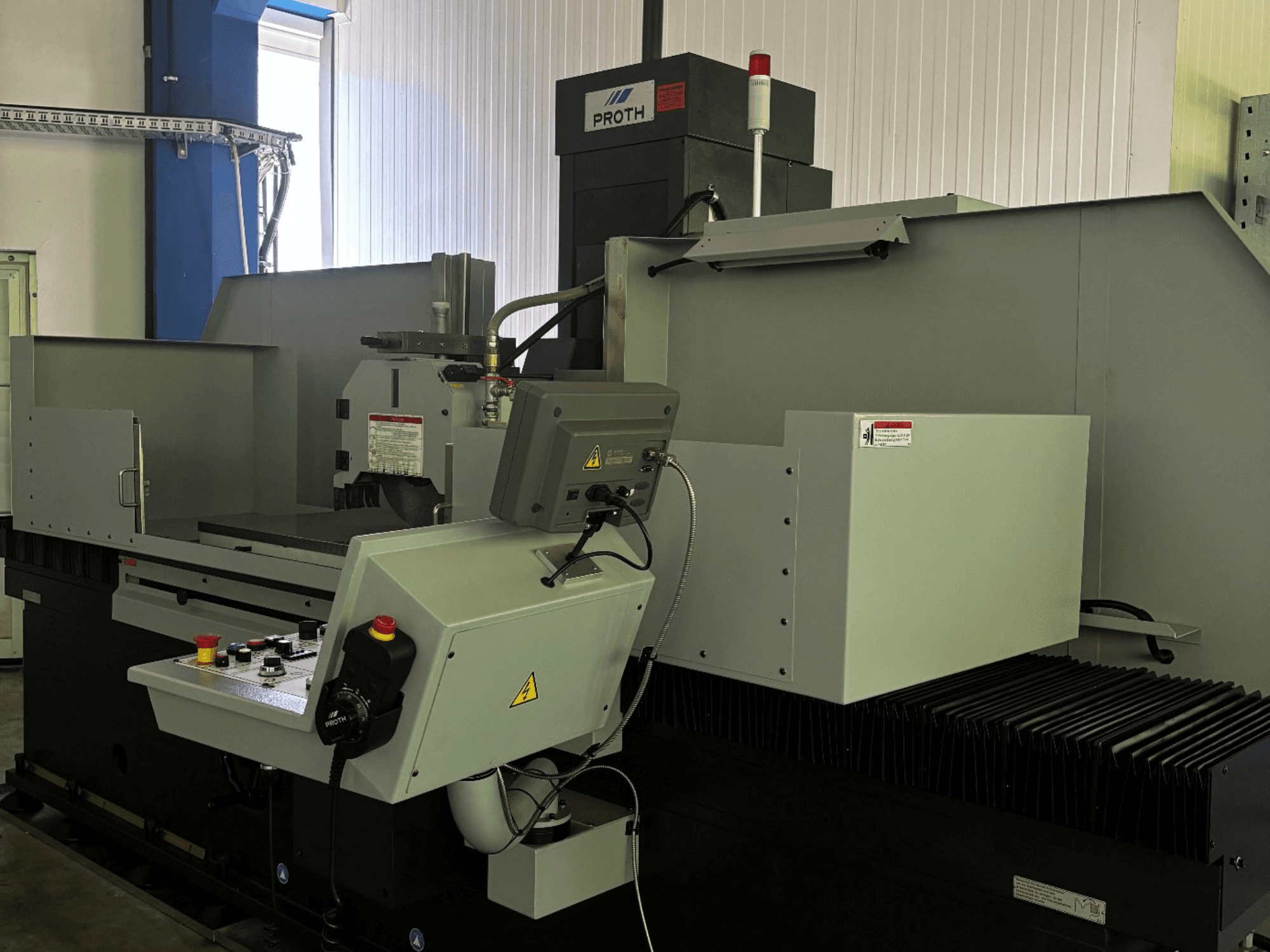 Plošná bruska Proth PSGC-50120AHR, pohled zepředu, na kterém je vidět ovládací panel a oblast brusného kotouče.