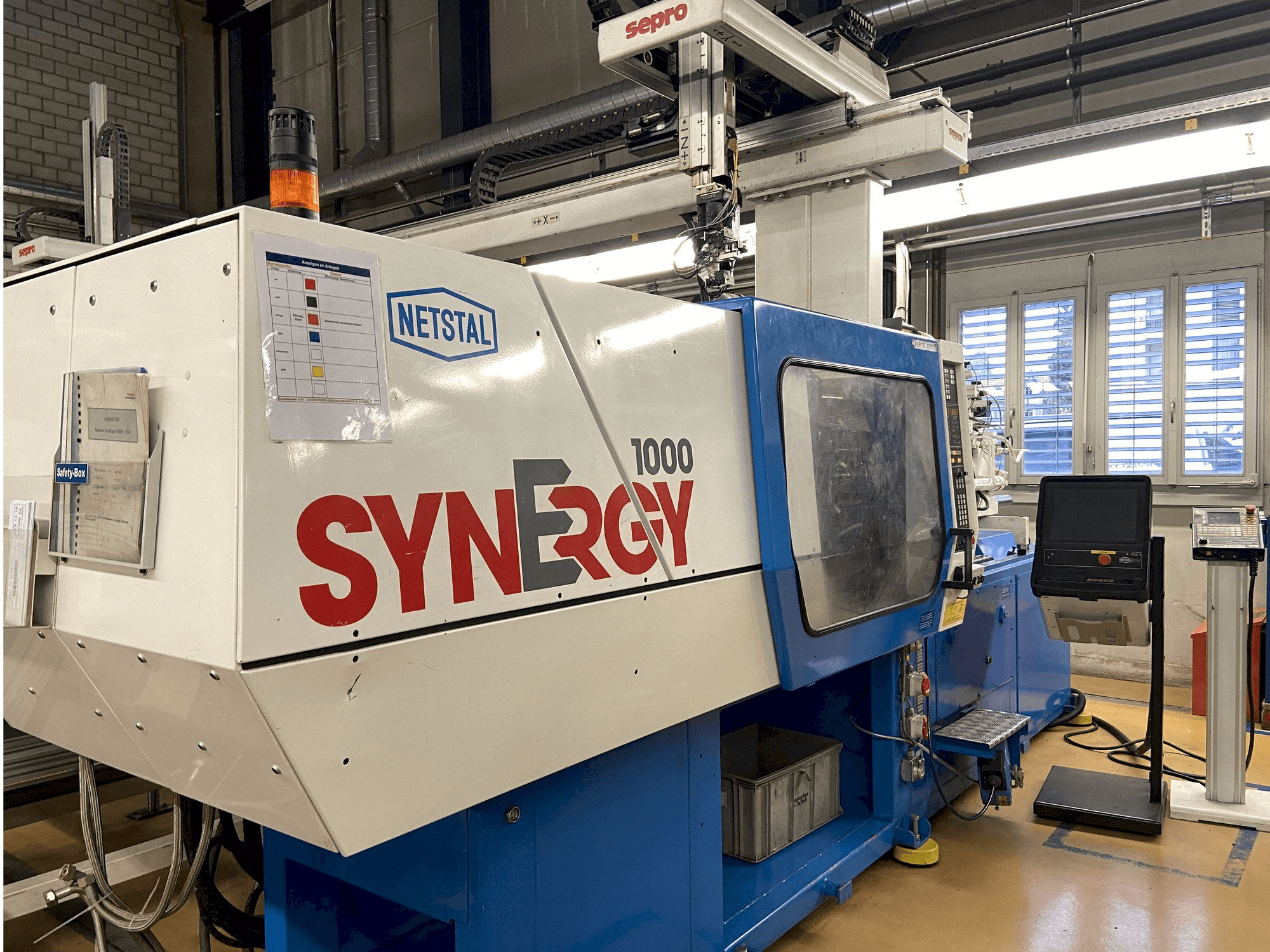 Čelní pohled na Netstal SYNERGY 1000-230 stroj