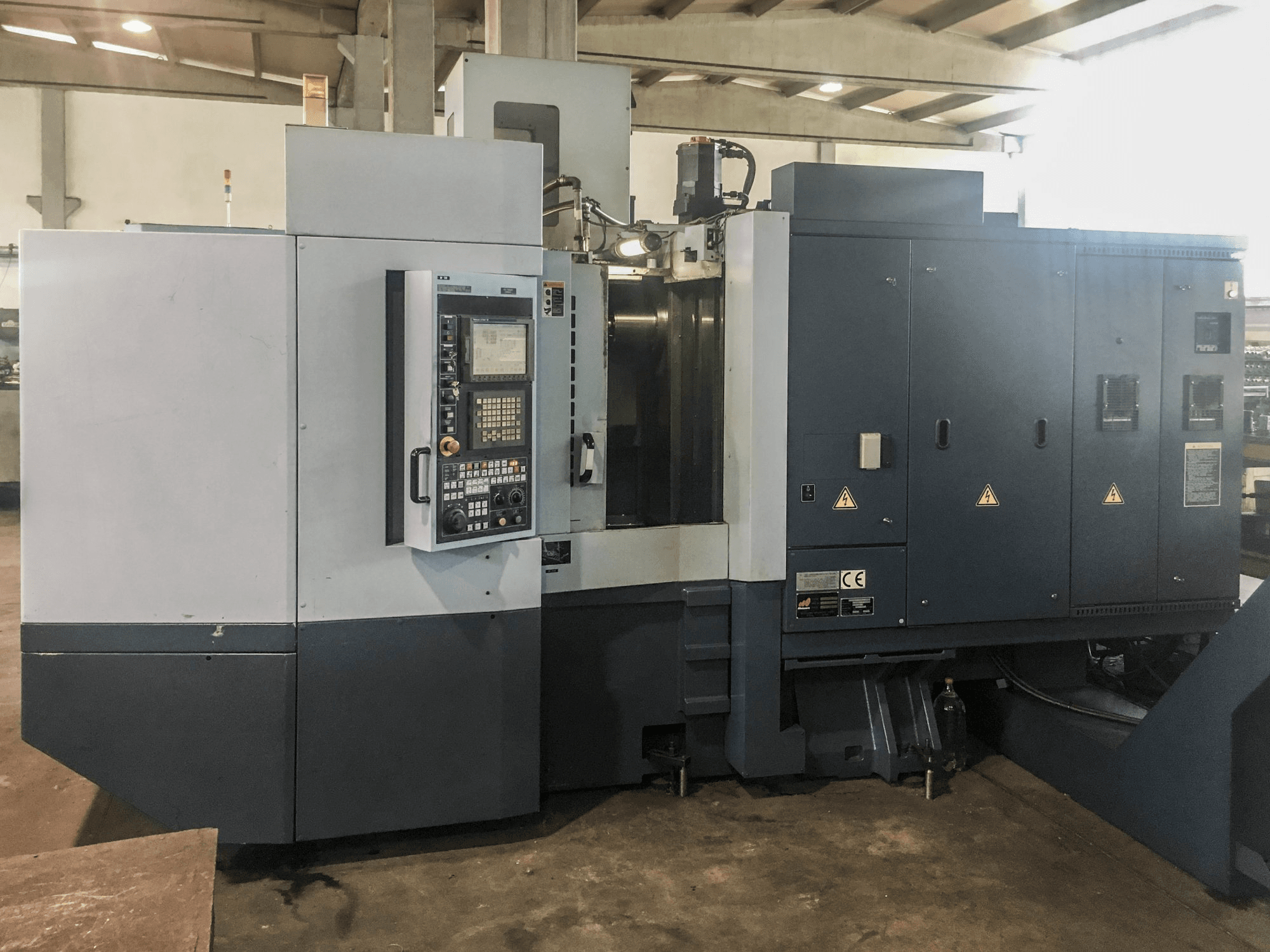 Čelní pohled na Matsuura H.PLUS-405 stroj