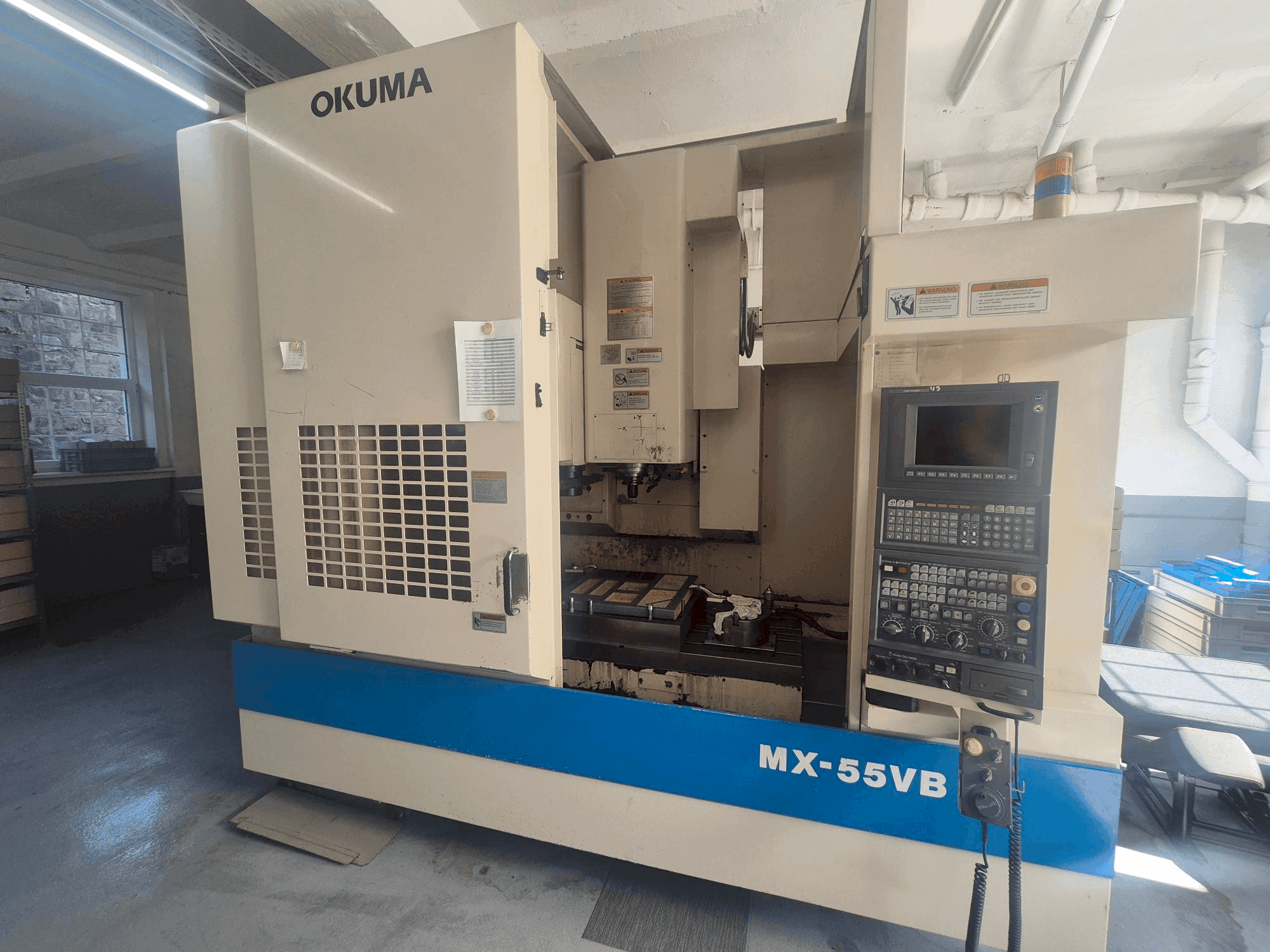 Čelní pohled na Okuma MX-55VB stroj