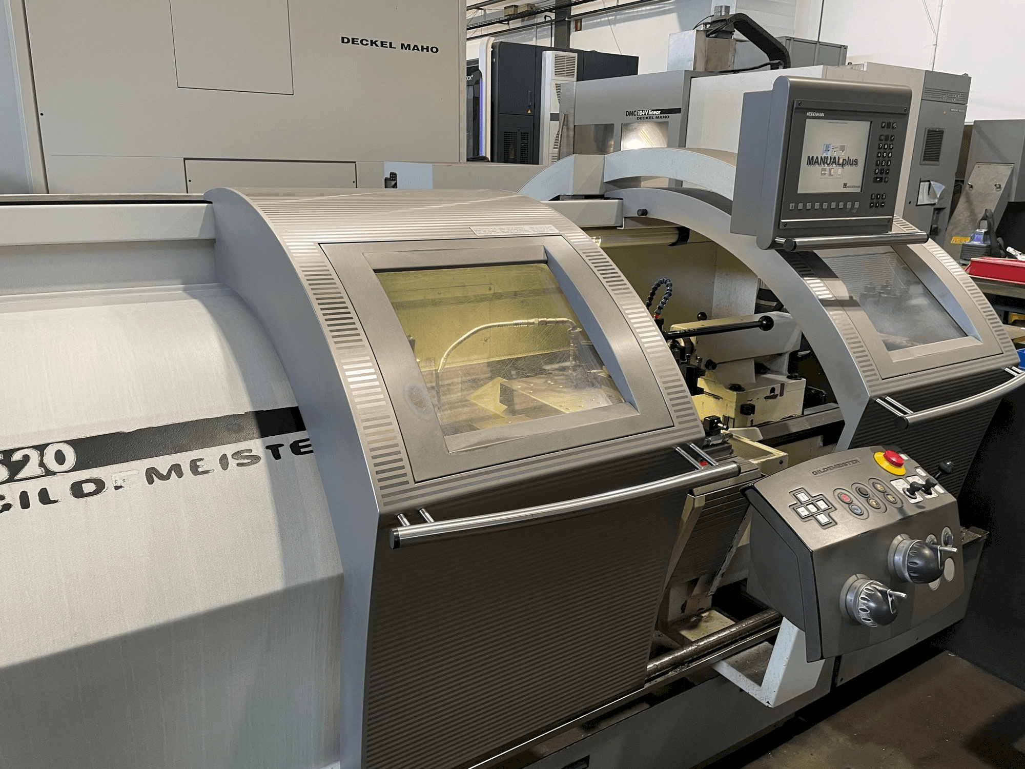 Čelní pohled na Gildemeister NEF 520 stroj