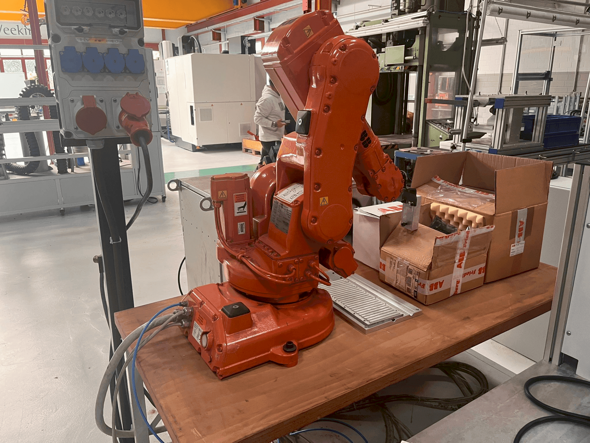 Čelní pohled na ABB IRB 140 M2000 stroj