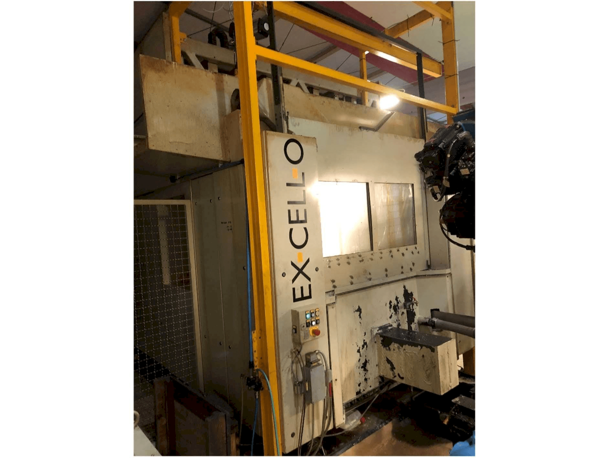 Čelní pohled na EXCELLO XHC 242 stroj