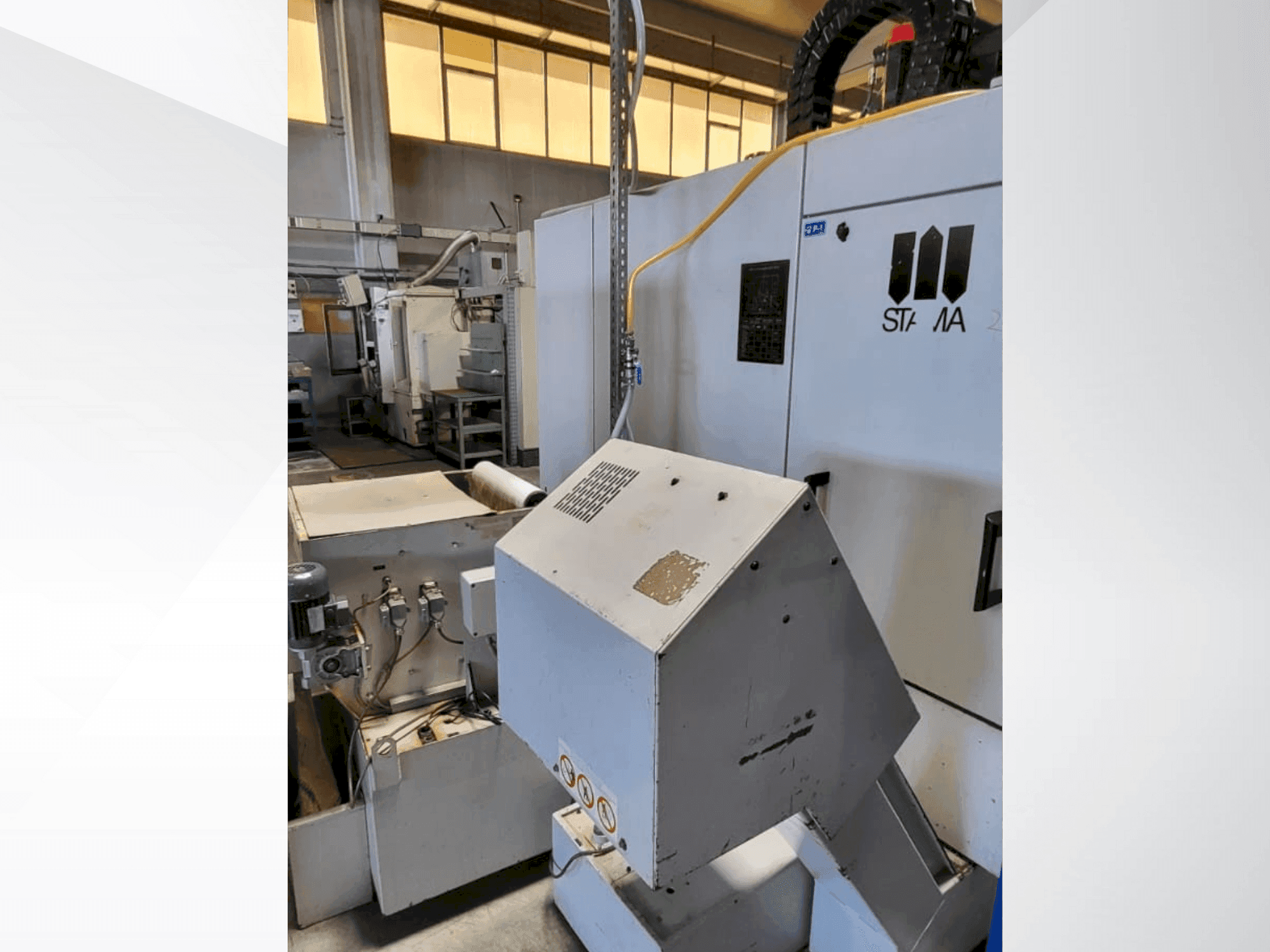 Čelní pohled na STAMA MC325 stroj