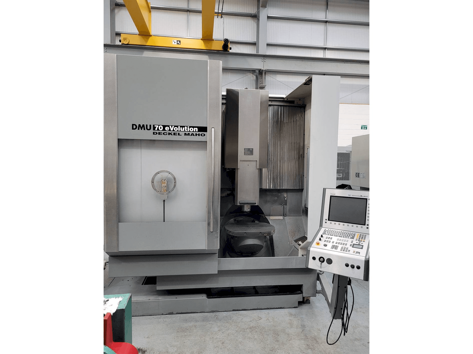 Čelní pohled na DECKEL MAHO DMU 70 eVolution stroj