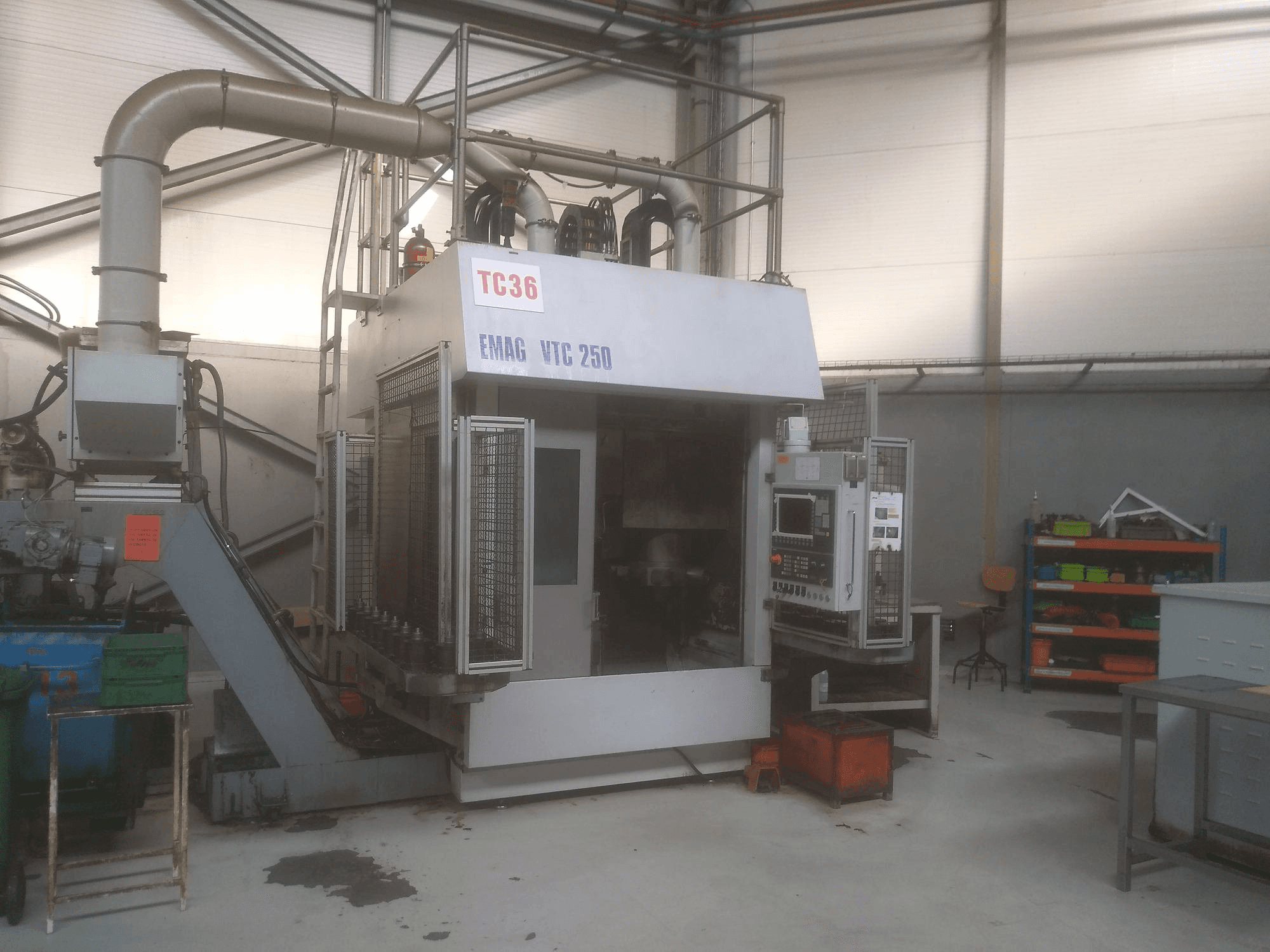 Čelní pohled na EMAG VTC 250 stroj