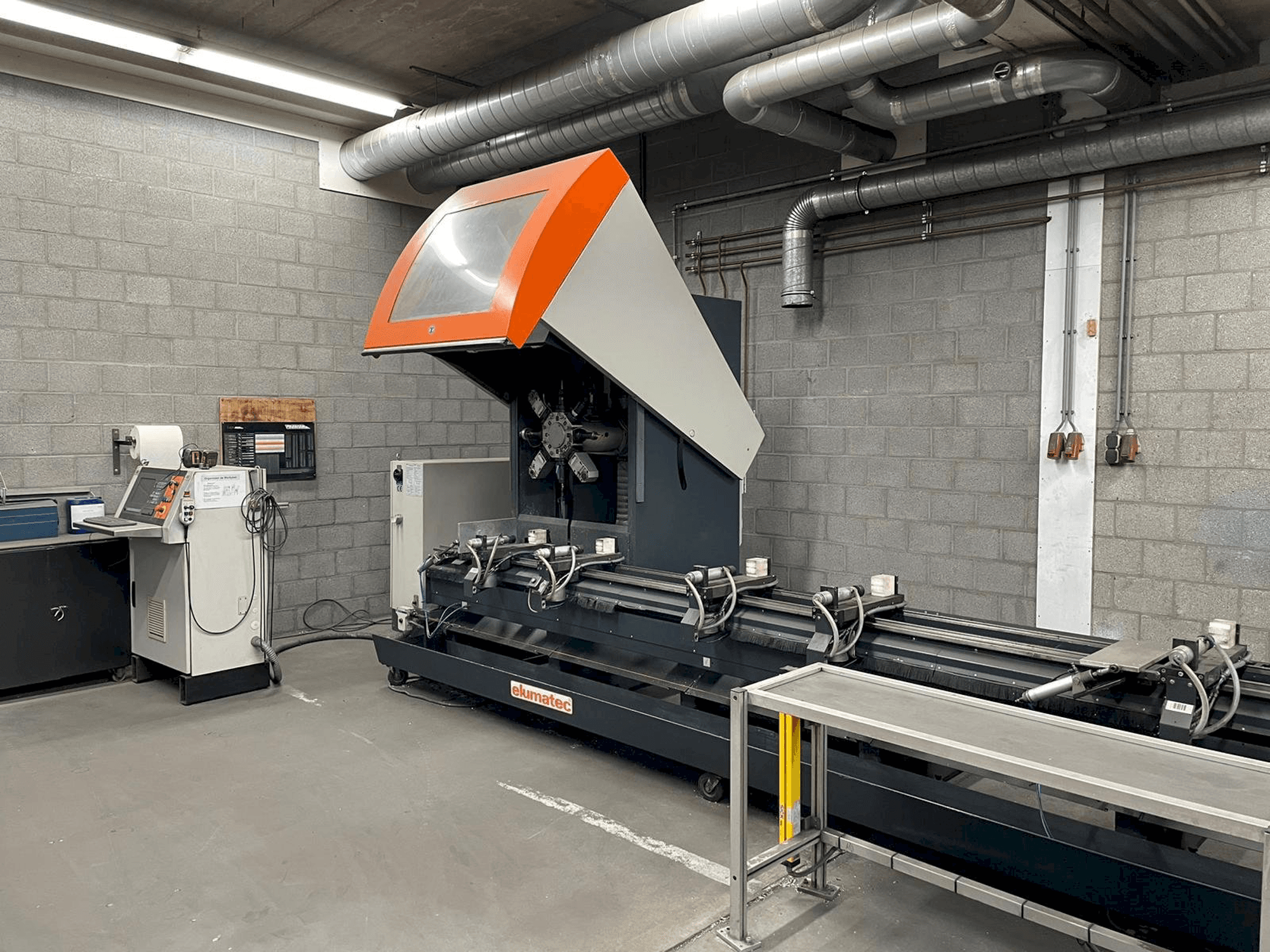 Čelní pohled na Elumatec RBF 8 stroj