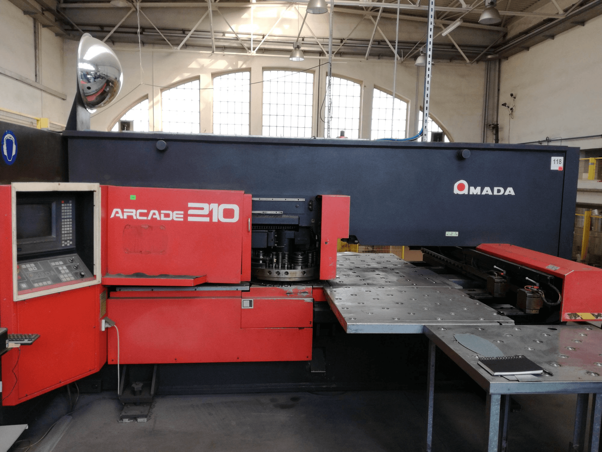 Čelní pohled na AMADA ARCADE 210 stroj
