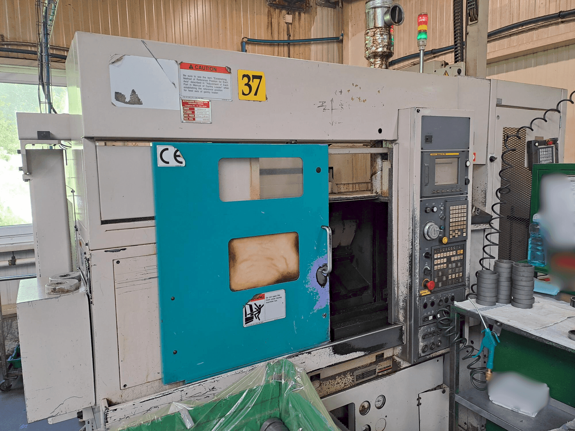 Čelní pohled na Takisawa TC 200 stroj