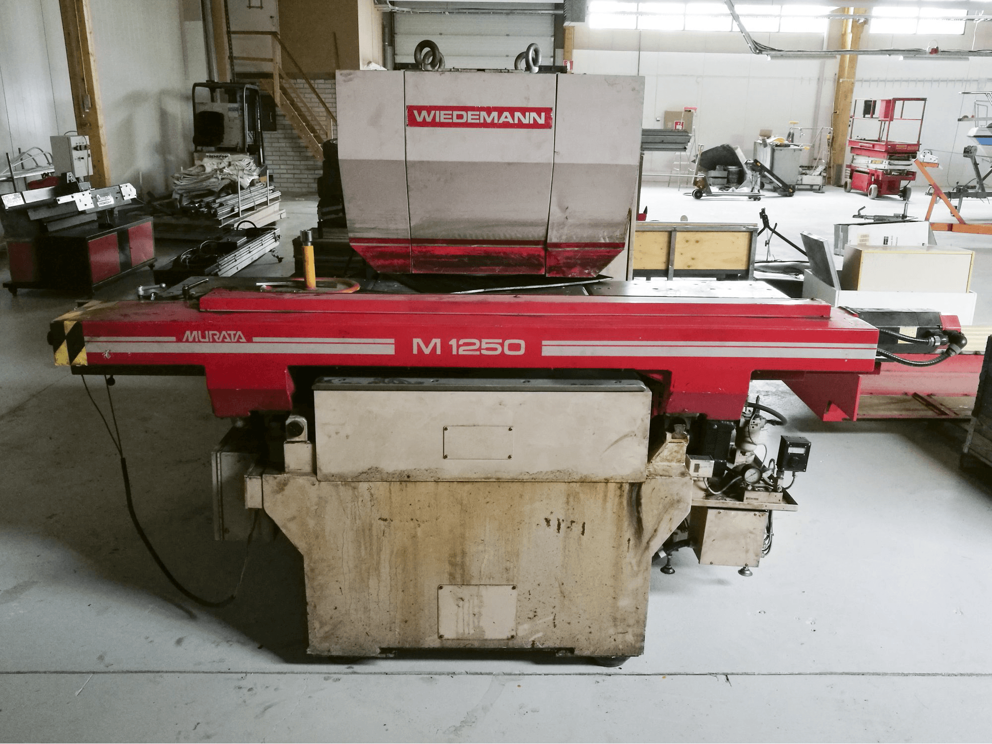 Čelní pohled na Murata Wiedemann M-1250 stroj