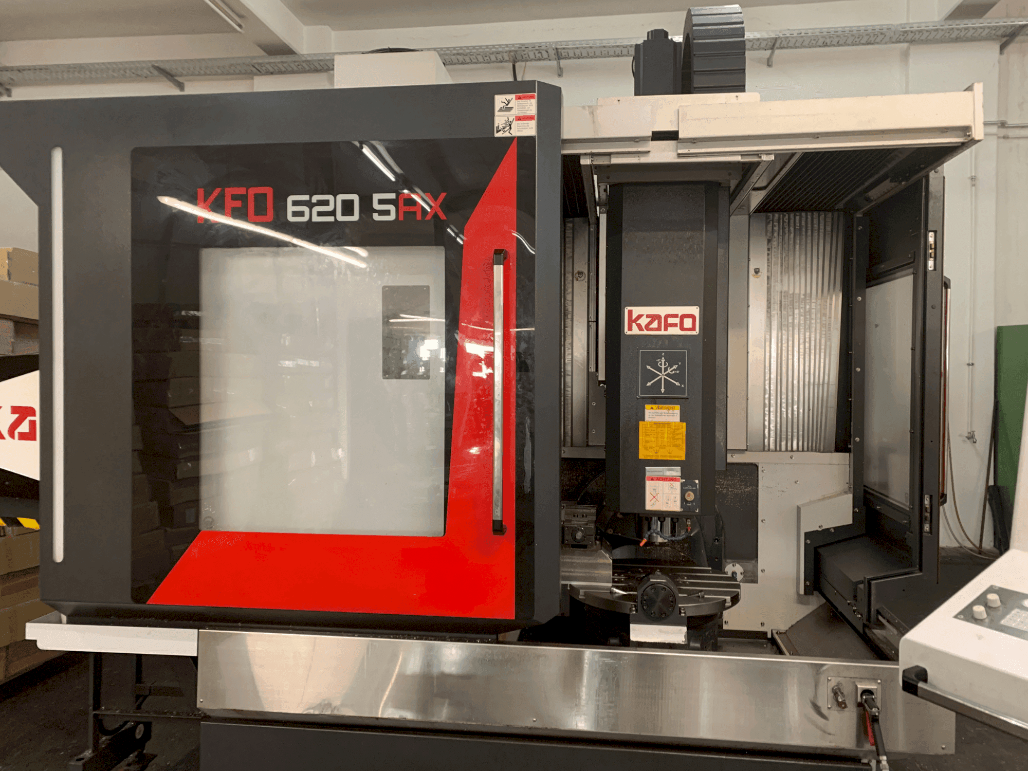 Čelní pohled na KAFO KFO 620 5AX stroj