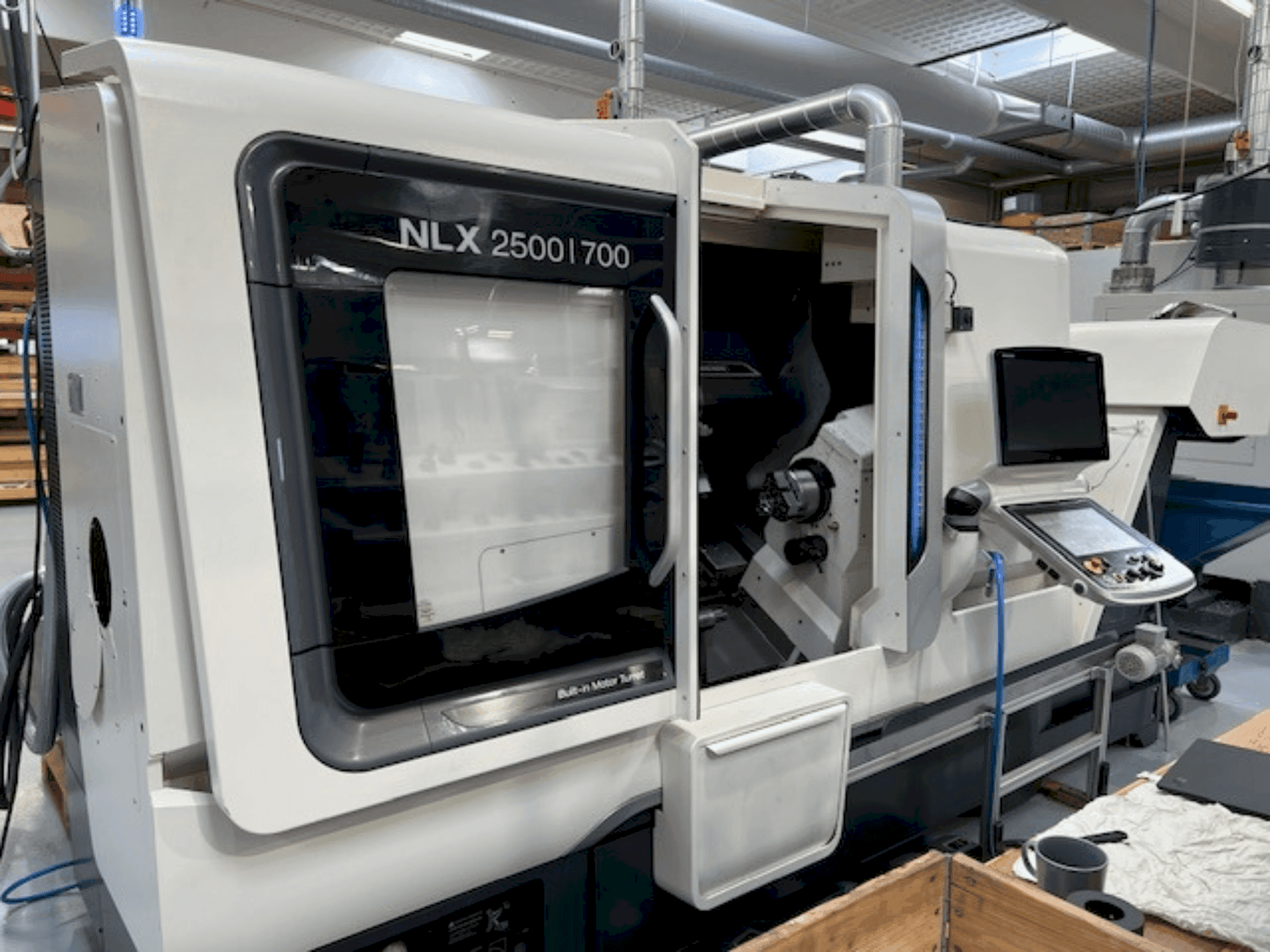 Čelní pohled na DMG MORI NLX2500SY/700 stroj