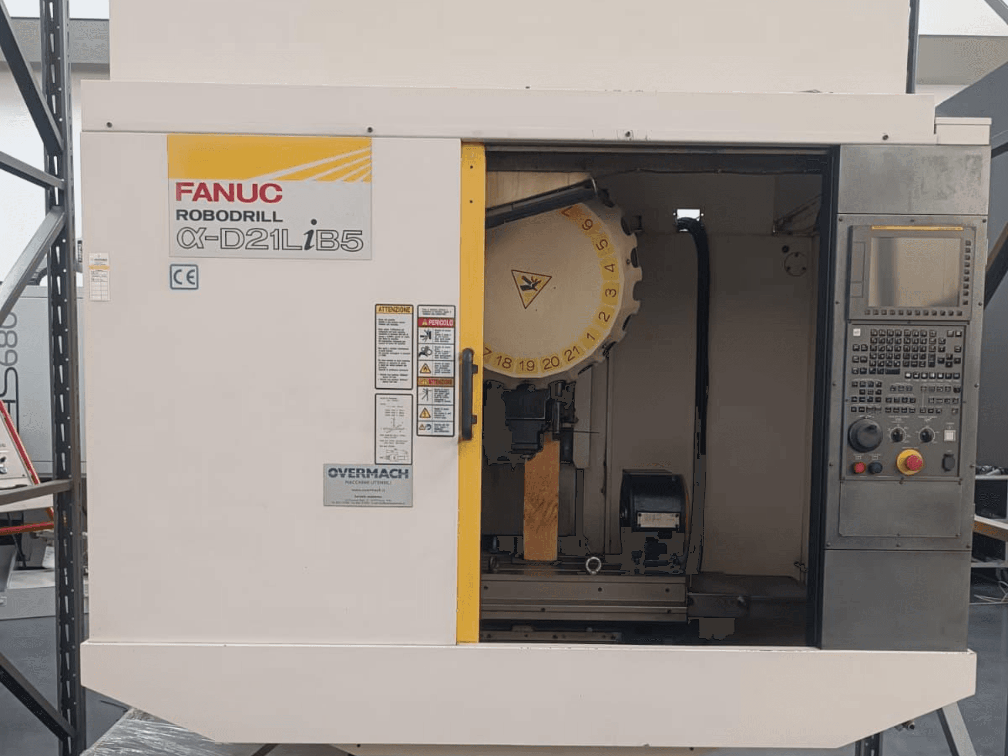 FANUC Robodrill α-D21LiB5, pohled zepředu; CNC stroj s viditelným držákem nástrojů, ovládacím panelem a bezpečnostními upozorněními.