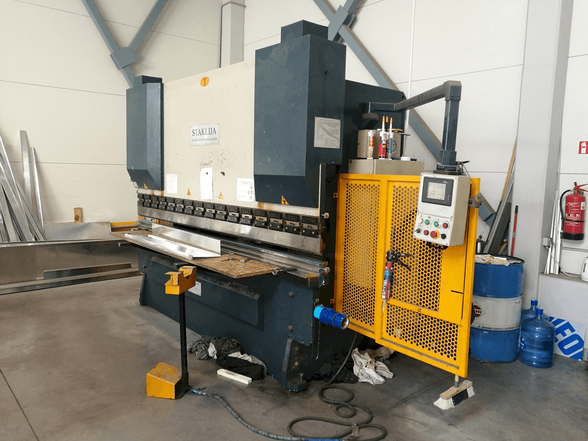 Čelní pohled na Staklija WC67K-100x3200 stroj