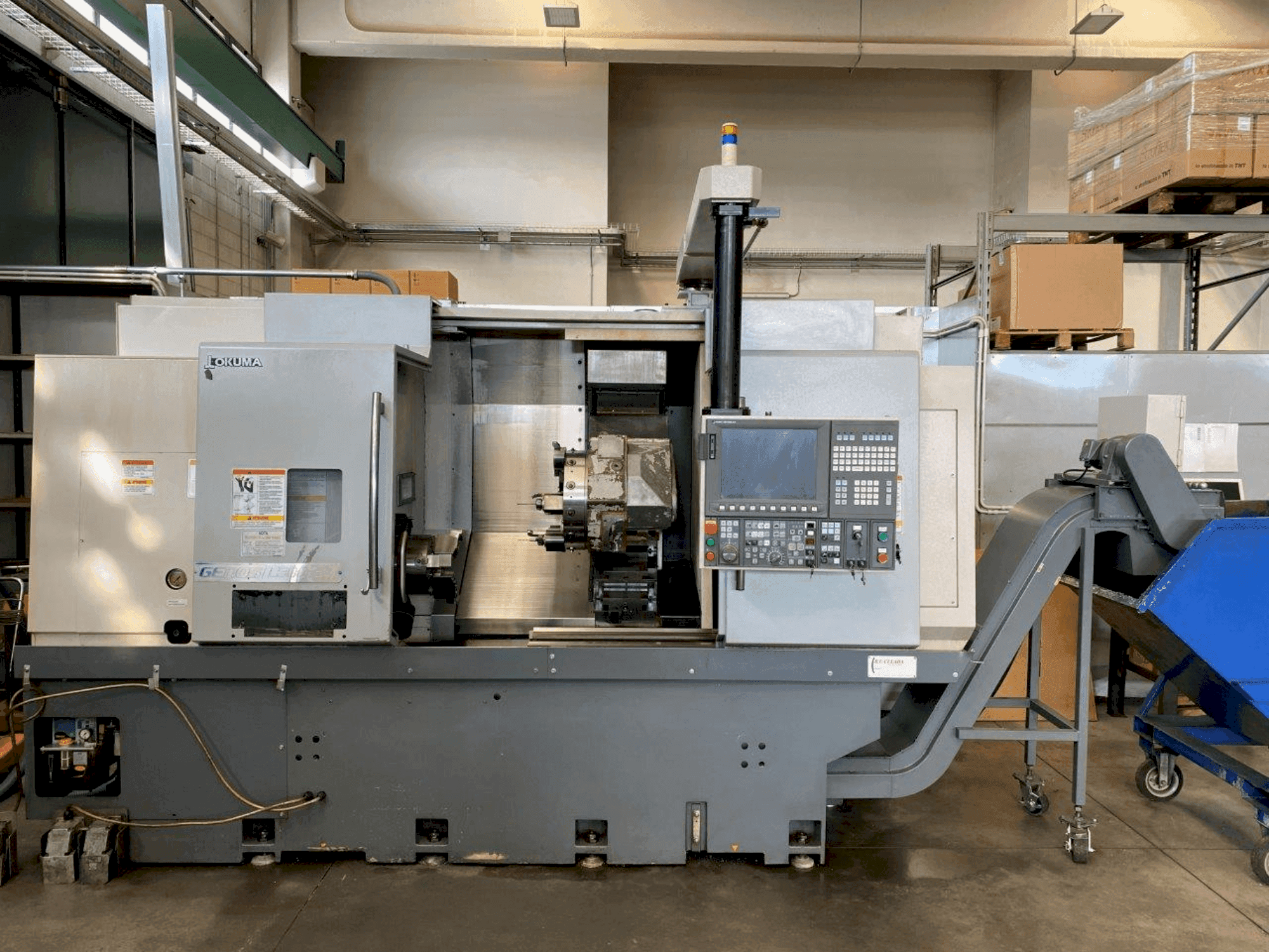 Čelní pohled na Okuma Genos L300E-MY stroj